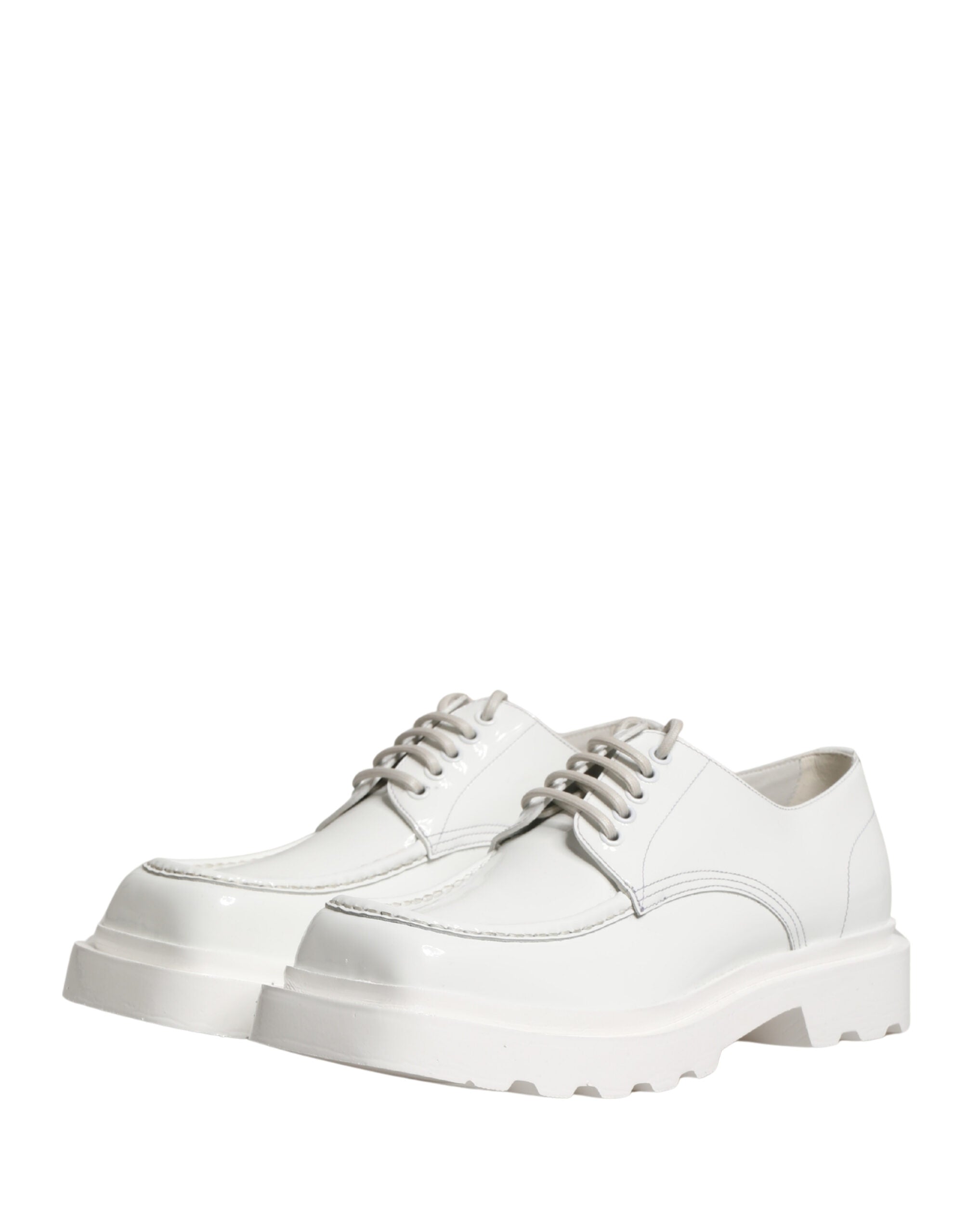 Chaussures Derby blanches en cuir avec semelle épaisse de la marque Dolce & Gabbana, vue de côté.