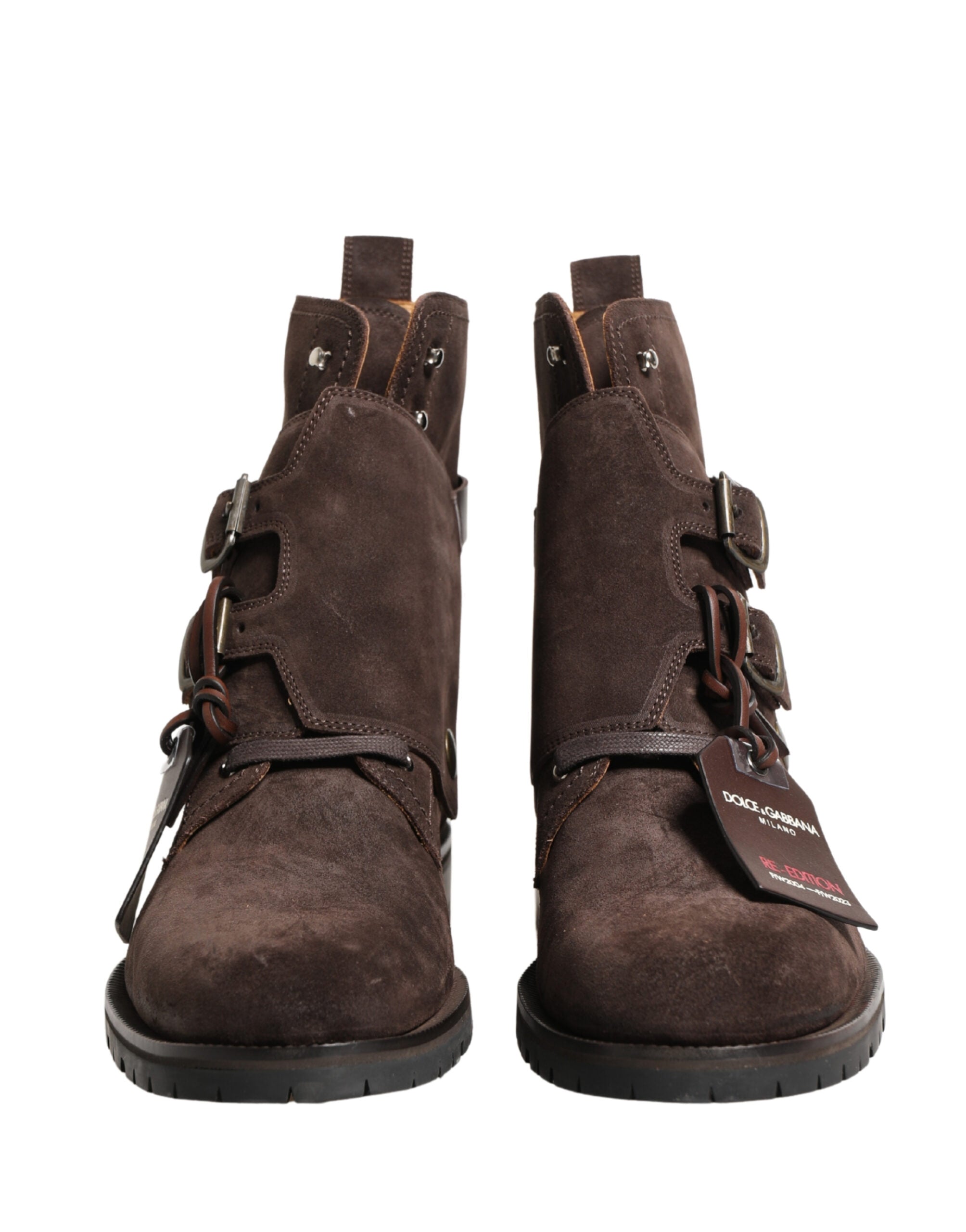 Bottes ankle en daim marron Dolce & Gabbana avec boucle en cuir, style élégant et sophistiqué, visible sur l'image.