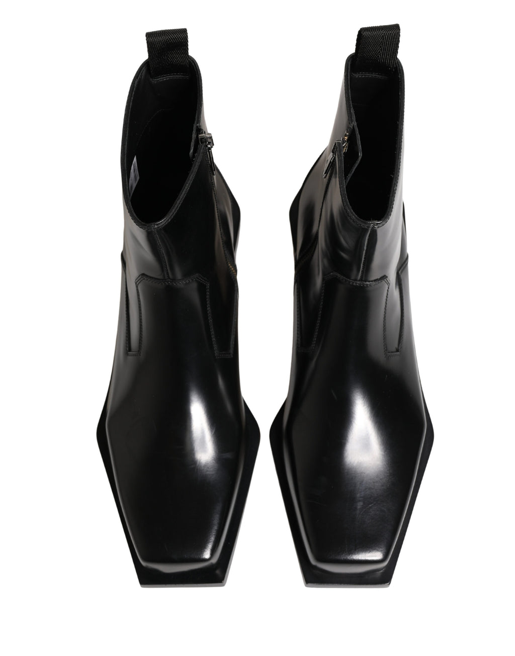Bottines noires en cuir Dolce & Gabbana avec fermeture éclair, semelle en caoutchouc et design élégant pour femmes.