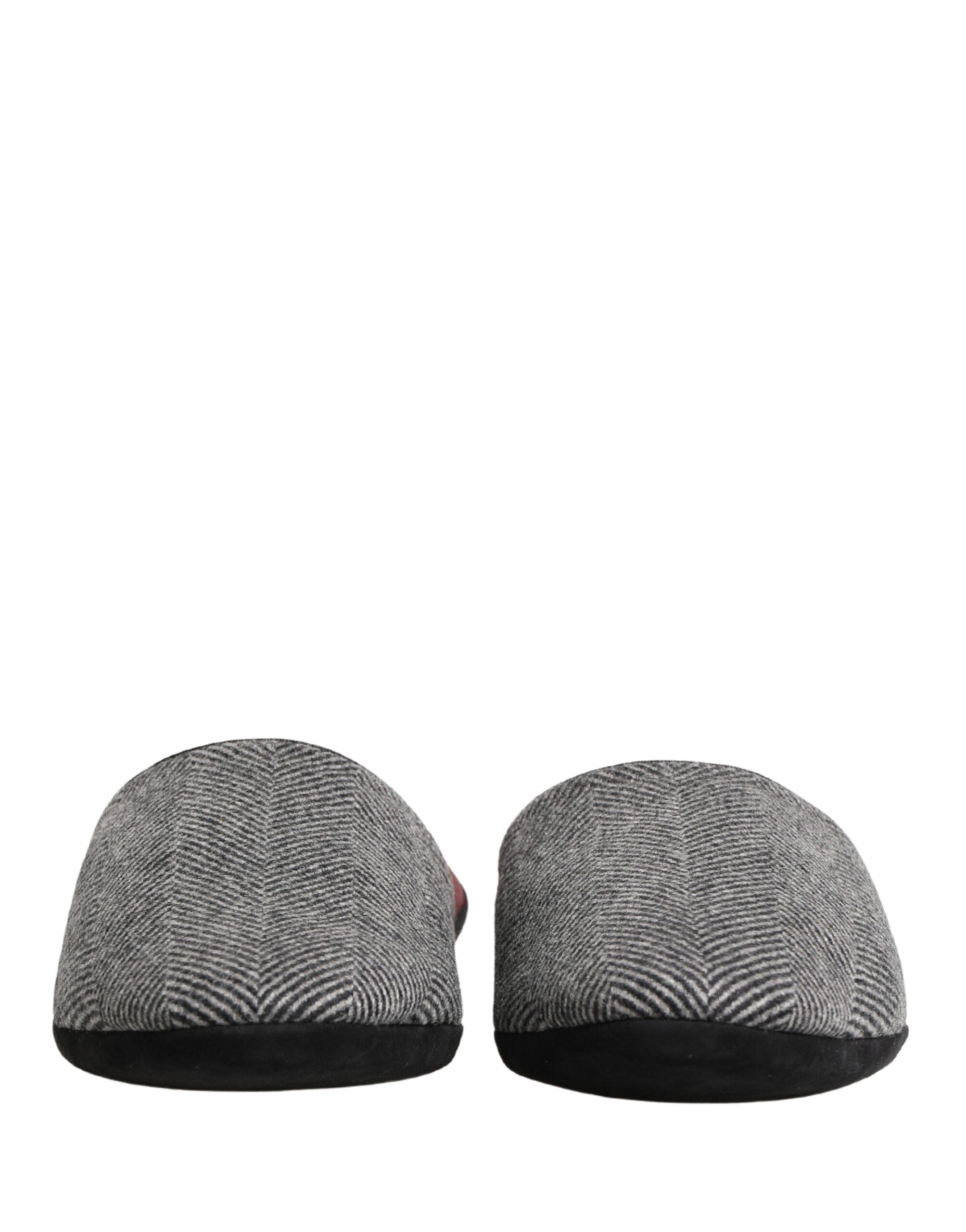 Pantoufles en cachemire gris à chevrons rouge de Dolce & Gabbana, chaussures confortables et élégantes pour hommes.