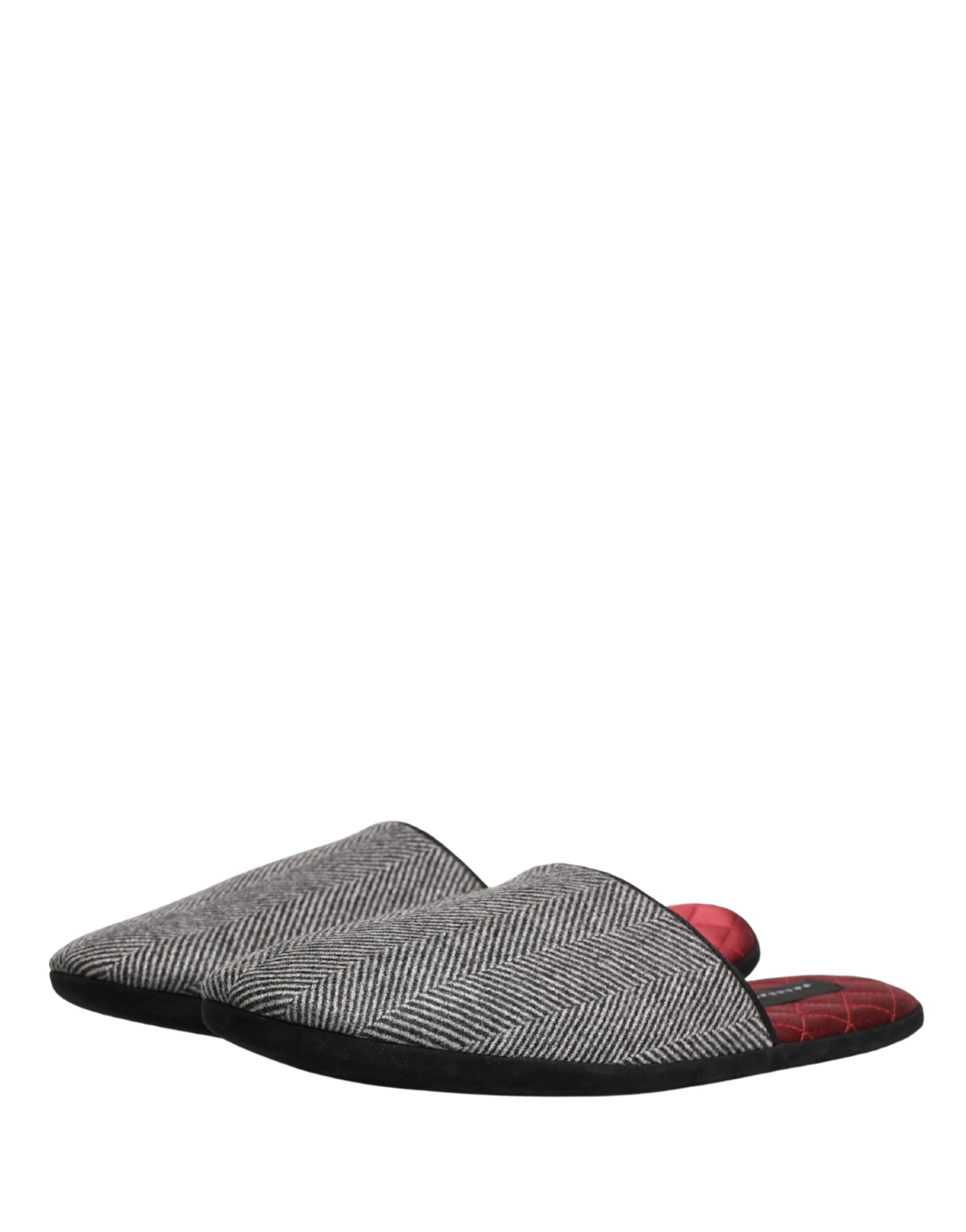 Chaussures slippers en cachemire gris à chevrons rouge de Dolce & Gabbana, élégantes et confortables.