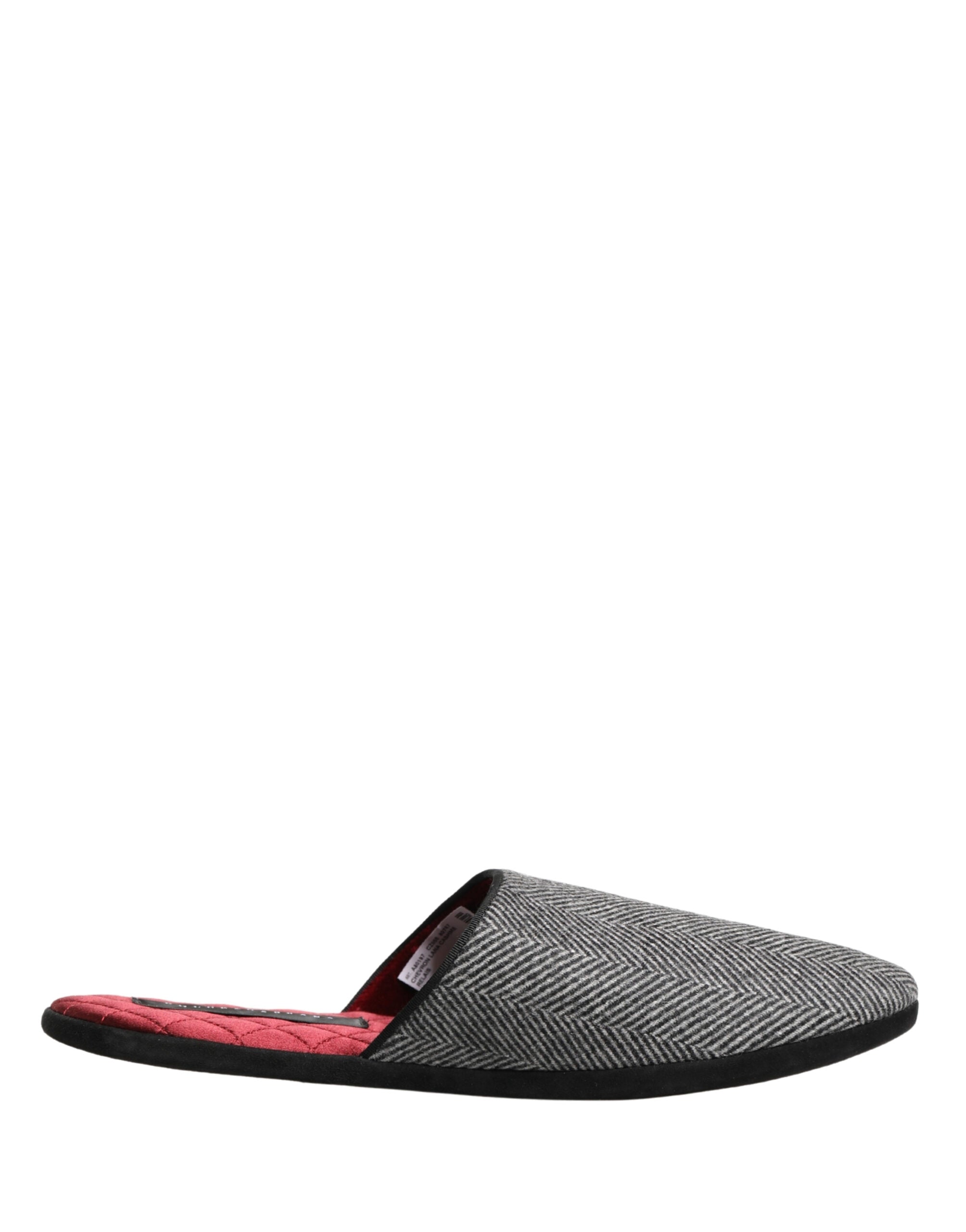 Chaussons en cachemire gris à chevrons Dolce & Gabbana, avec détails rouges, chaussures confortables et élégantes pour homme.