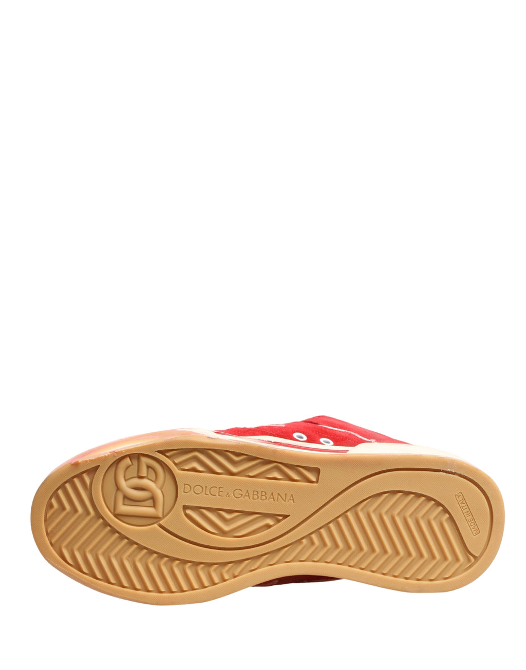 Chaussures basses en daim rouge et blanc Dolce & Gabbana avec logo DG visible, style sneakers décontractés pour homme.