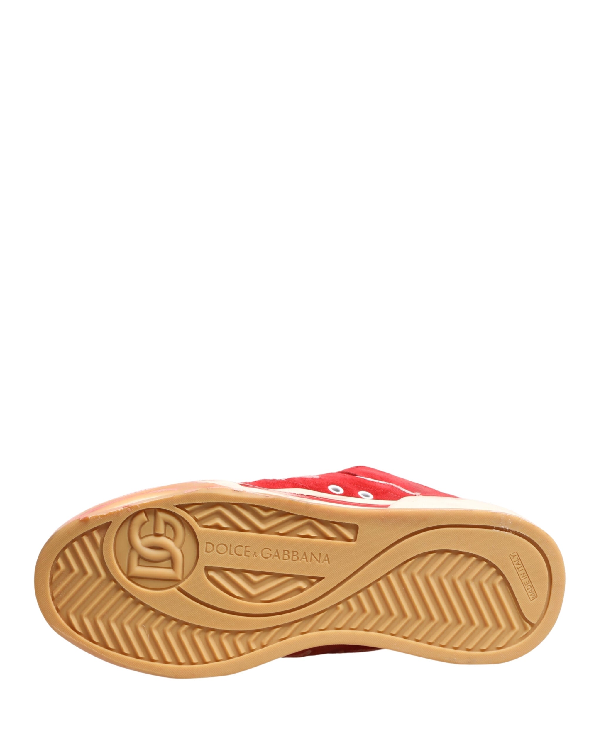 Chaussures basses en daim rouge et blanc Dolce & Gabbana avec logo DG visible, style sneakers décontractés pour homme.