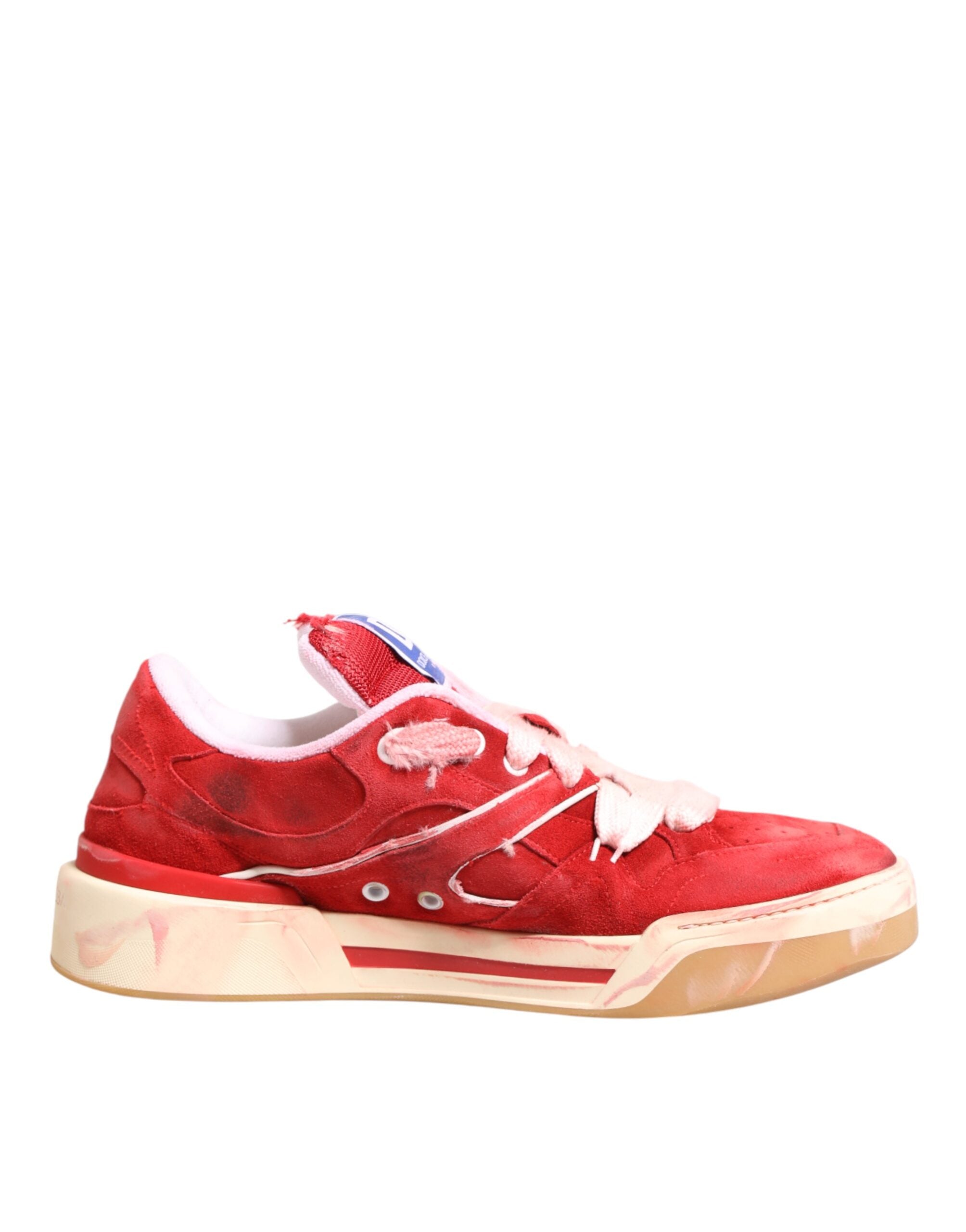 Chaussures basses en daim rouge et blanc Dolce & Gabbana DG avec logo, vue de face.