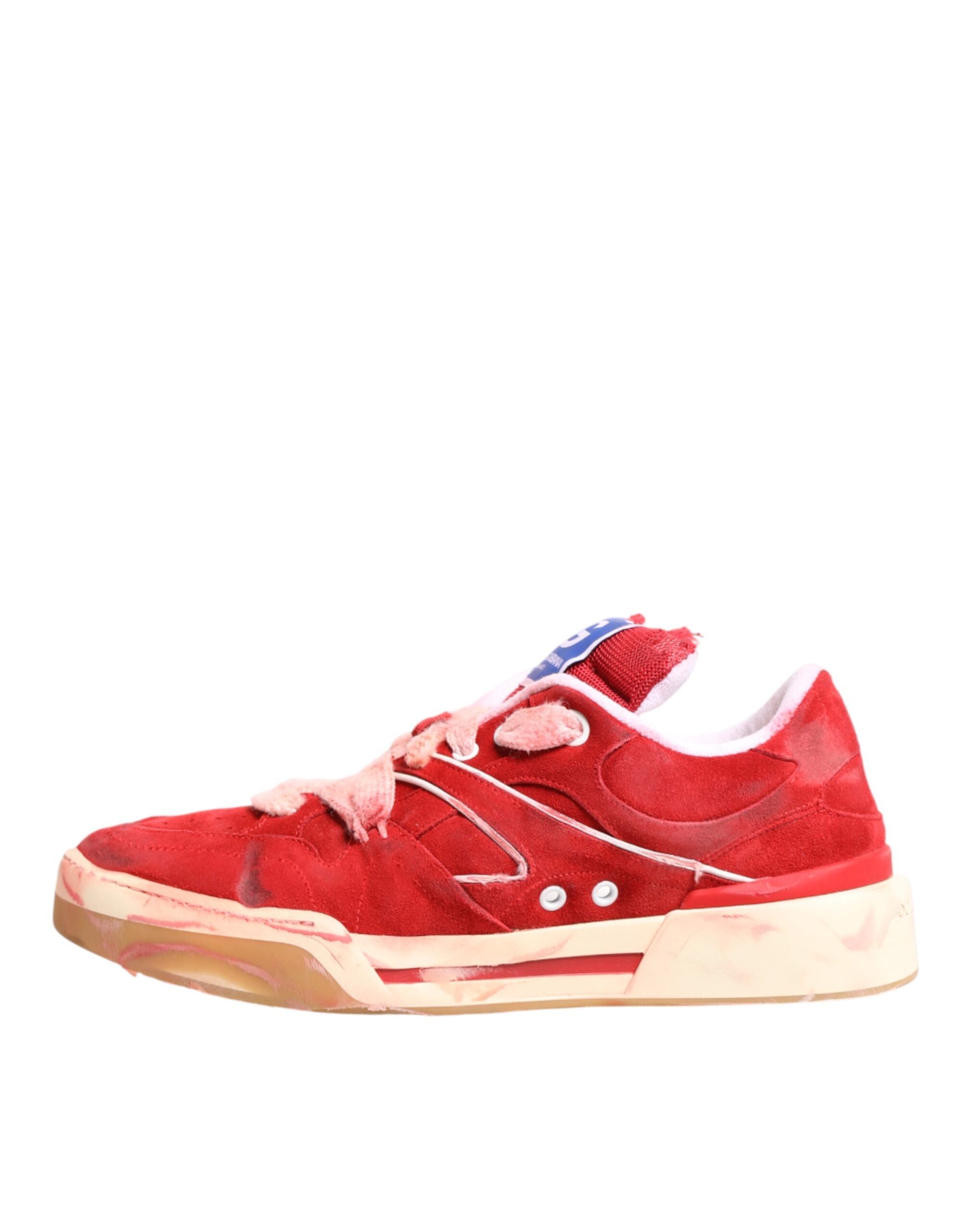 Chaussures sneakers basses Dolce & Gabbana en daim rouge et blanc avec logo DG visible, vue de face.