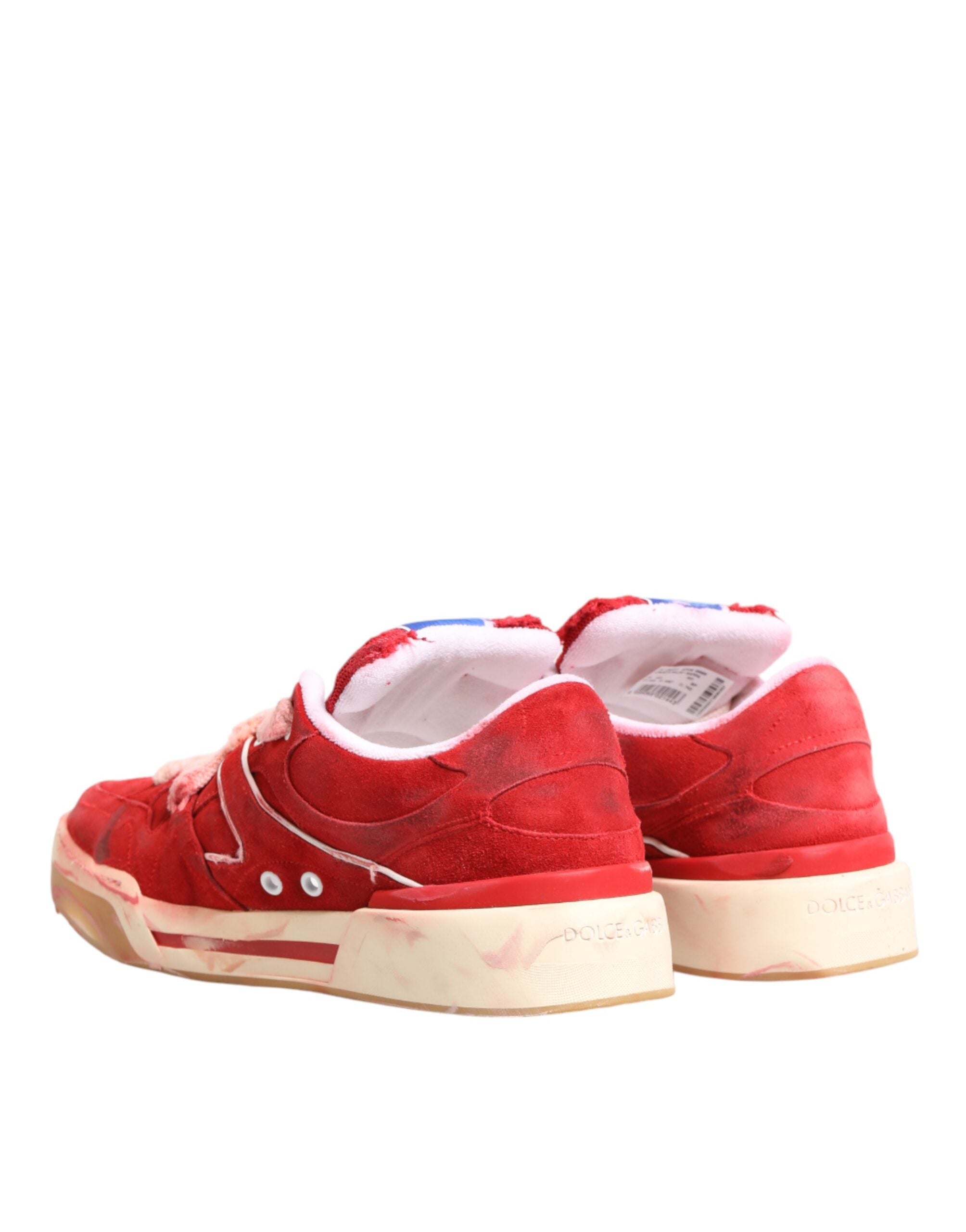 Chaussures sneakers basses Dolce & Gabbana en daim rouge et blanc avec logo DG visible, style décontracté.