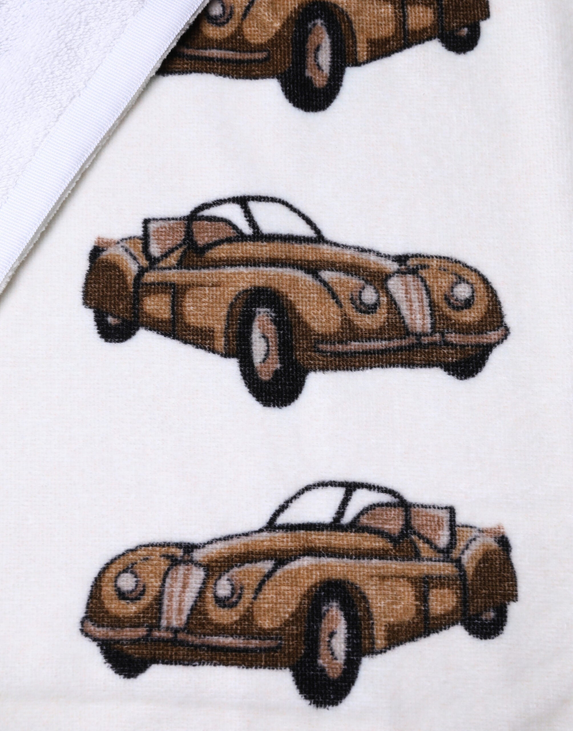 Serviette de plage blanche Dolce & Gabbana en coton avec imprimé graphique de voiture, 115cm x 180cm.