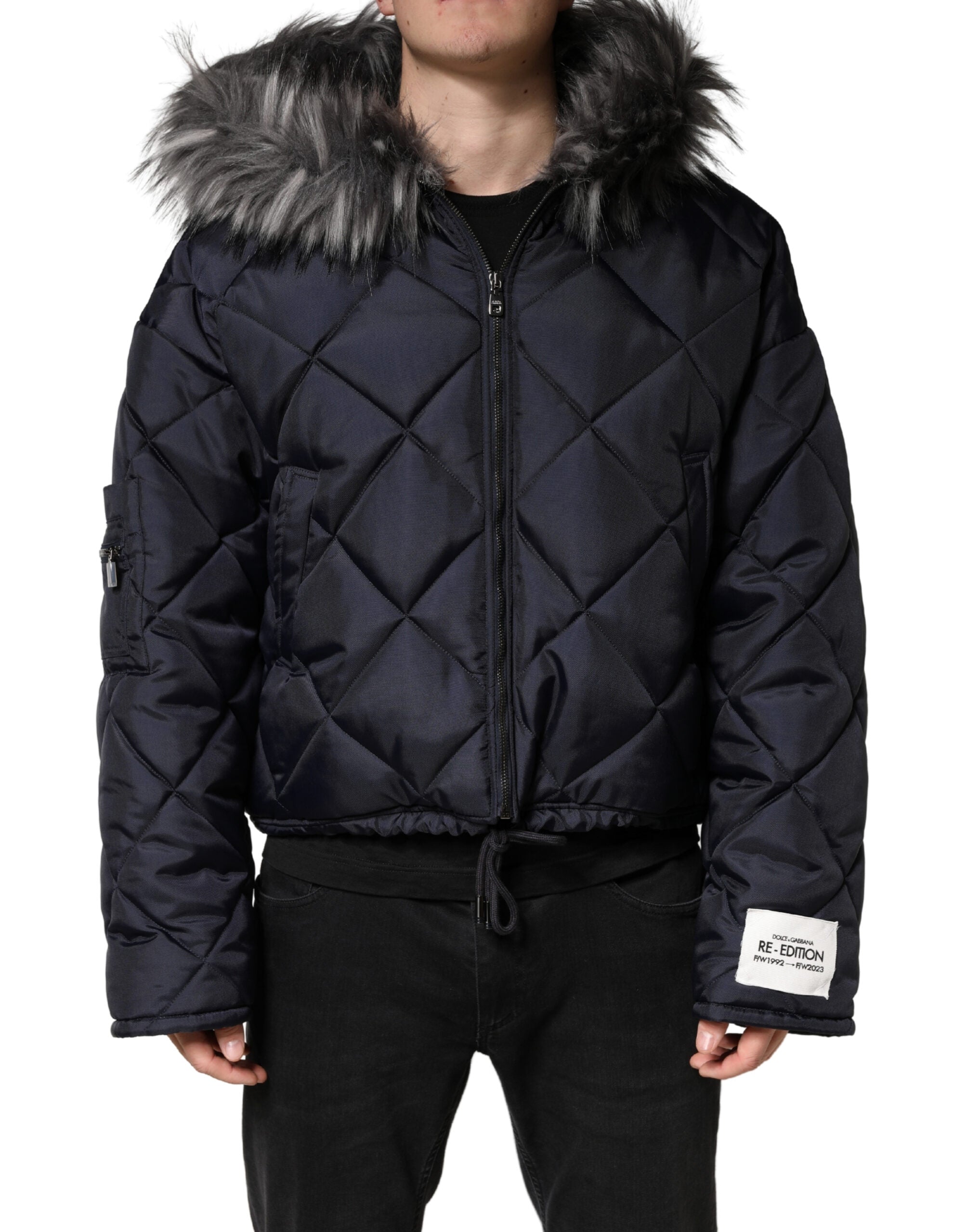 Veste en fourrure matelassée noire avec capuche en shearling, de la marque Dolce & Gabbana, pour un look élégant et chaud.