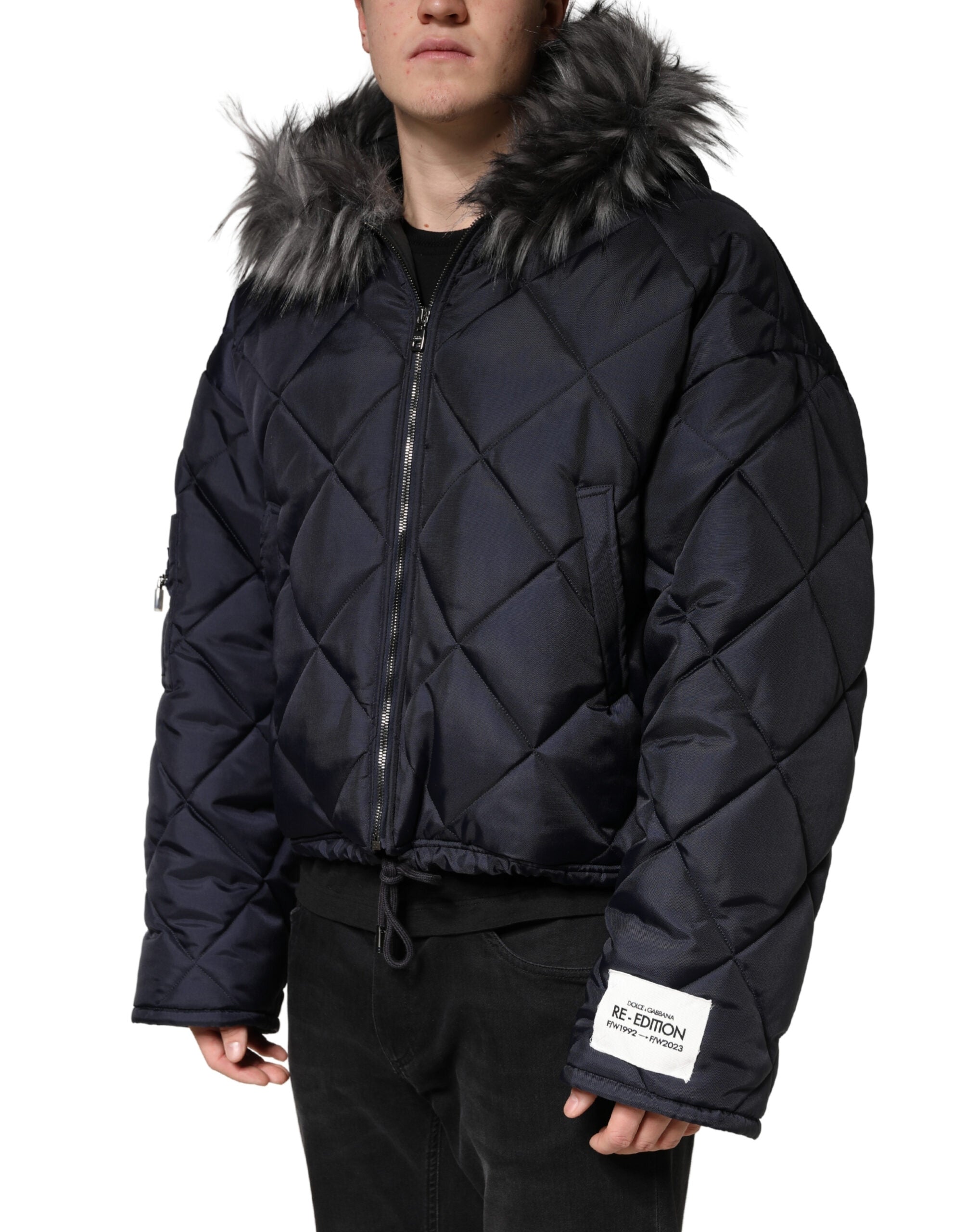 Veste en fourrure matelassée noire Dolce & Gabbana avec capuche en shearling, style chaud et élégant, vue de face.