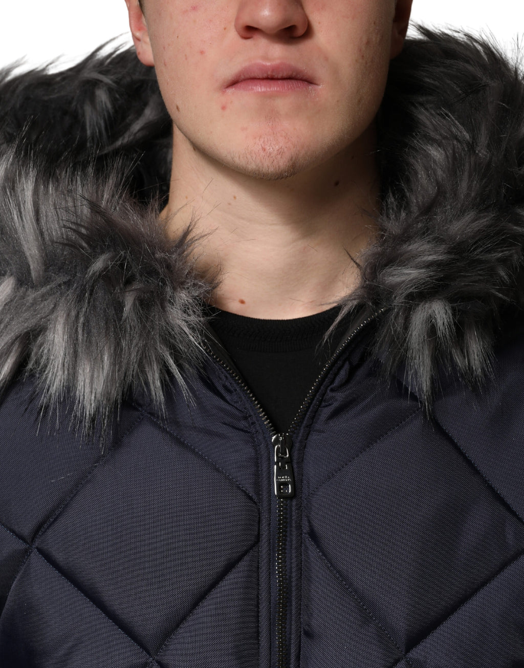 Veste noire matelassée en fourrure et shearling avec capuche de Dolce & Gabbana, style chaud et élégant.
