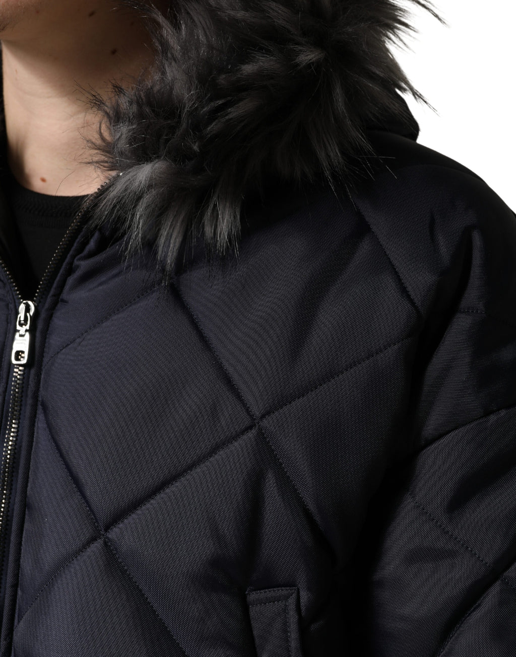 Veste en fourrure matelassée noire avec capuche en shearling, style Dolce & Gabbana, pour homme ou femme.
