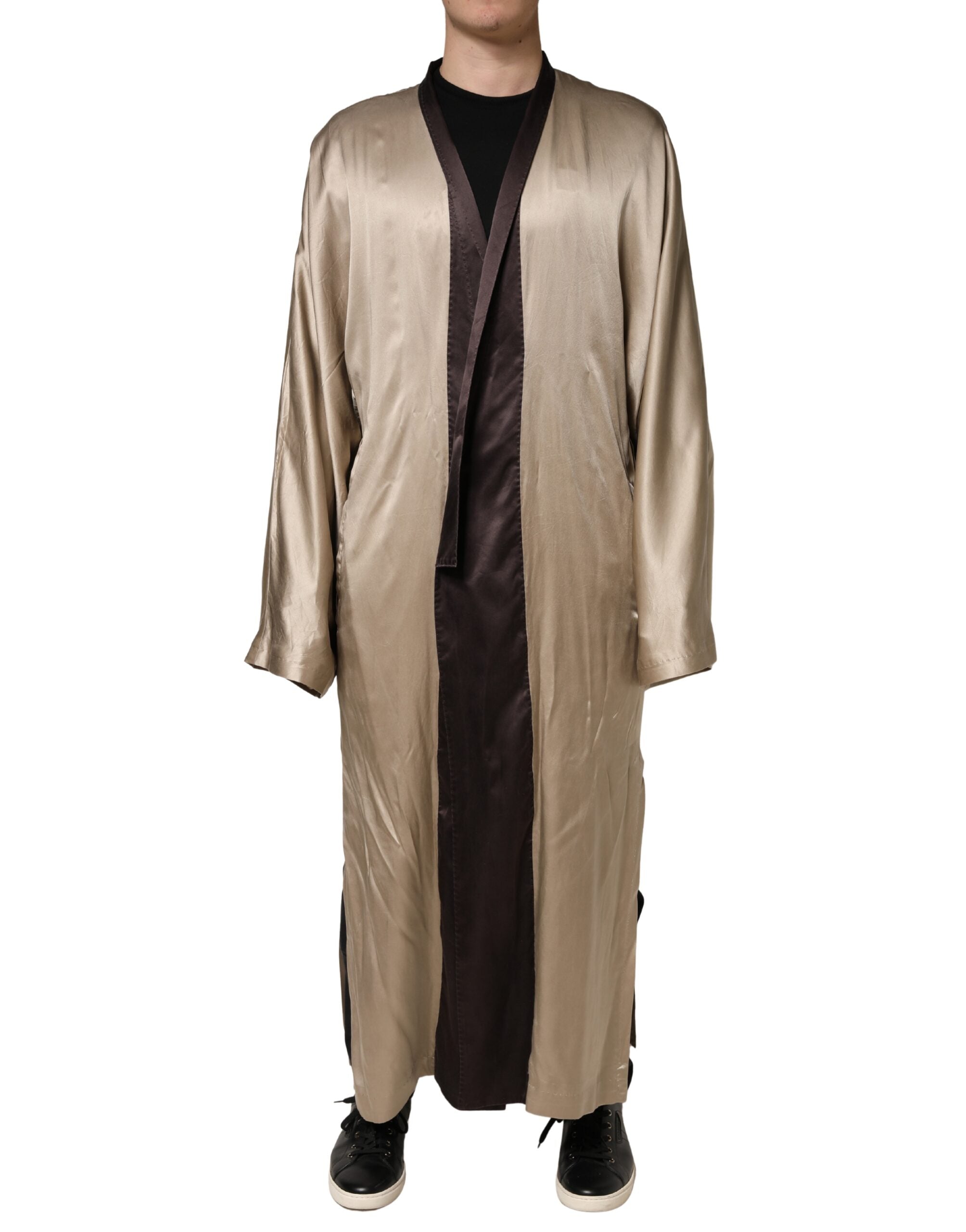 Manteau long en satin de soie beige de Dolce & Gabbana, robe ou veste élégante avec finition raffinée.