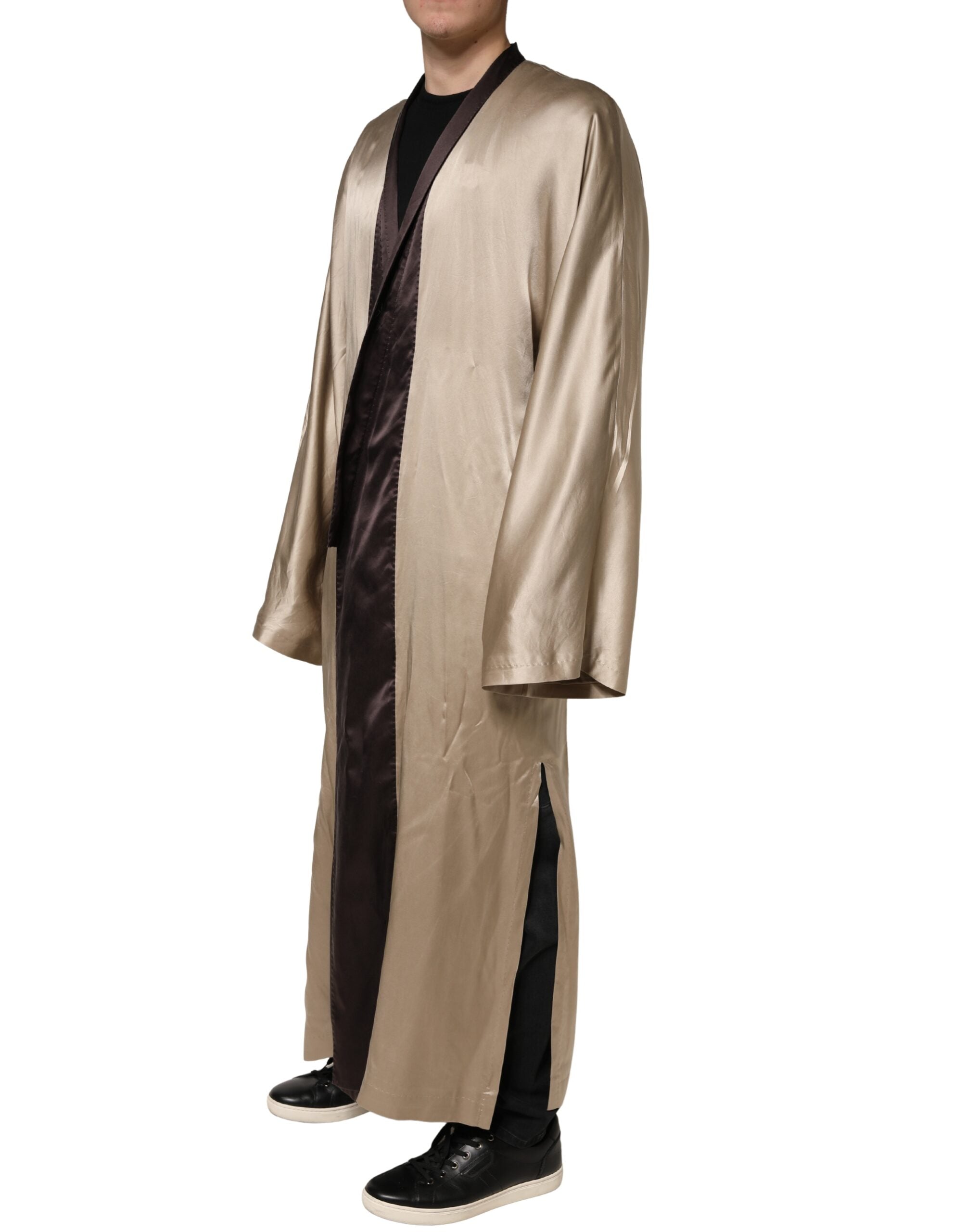 Robe longue en satin de soie beige de Dolce & Gabbana, veste élégante avec coupe fluide et détails sophistiqués.