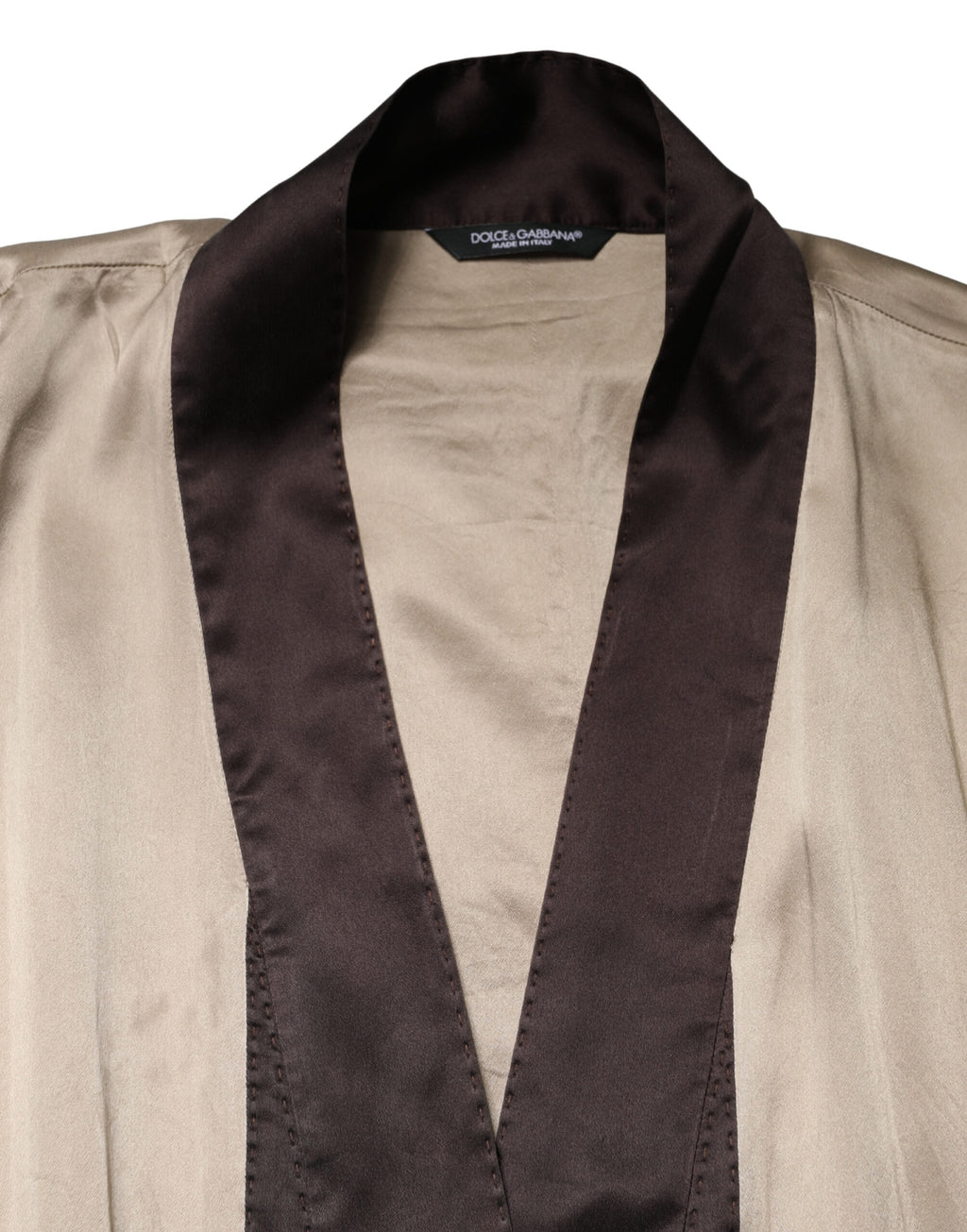 Robe longue en satin de soie beige Dolce & Gabbana, veste élégante avec détails raffinés et coupe fluide.