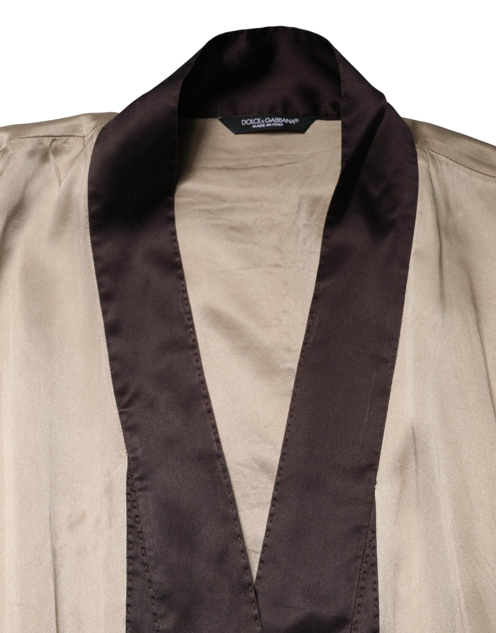 Robe longue en satin de soie beige Dolce & Gabbana, veste élégante avec détails raffinés et coupe fluide.