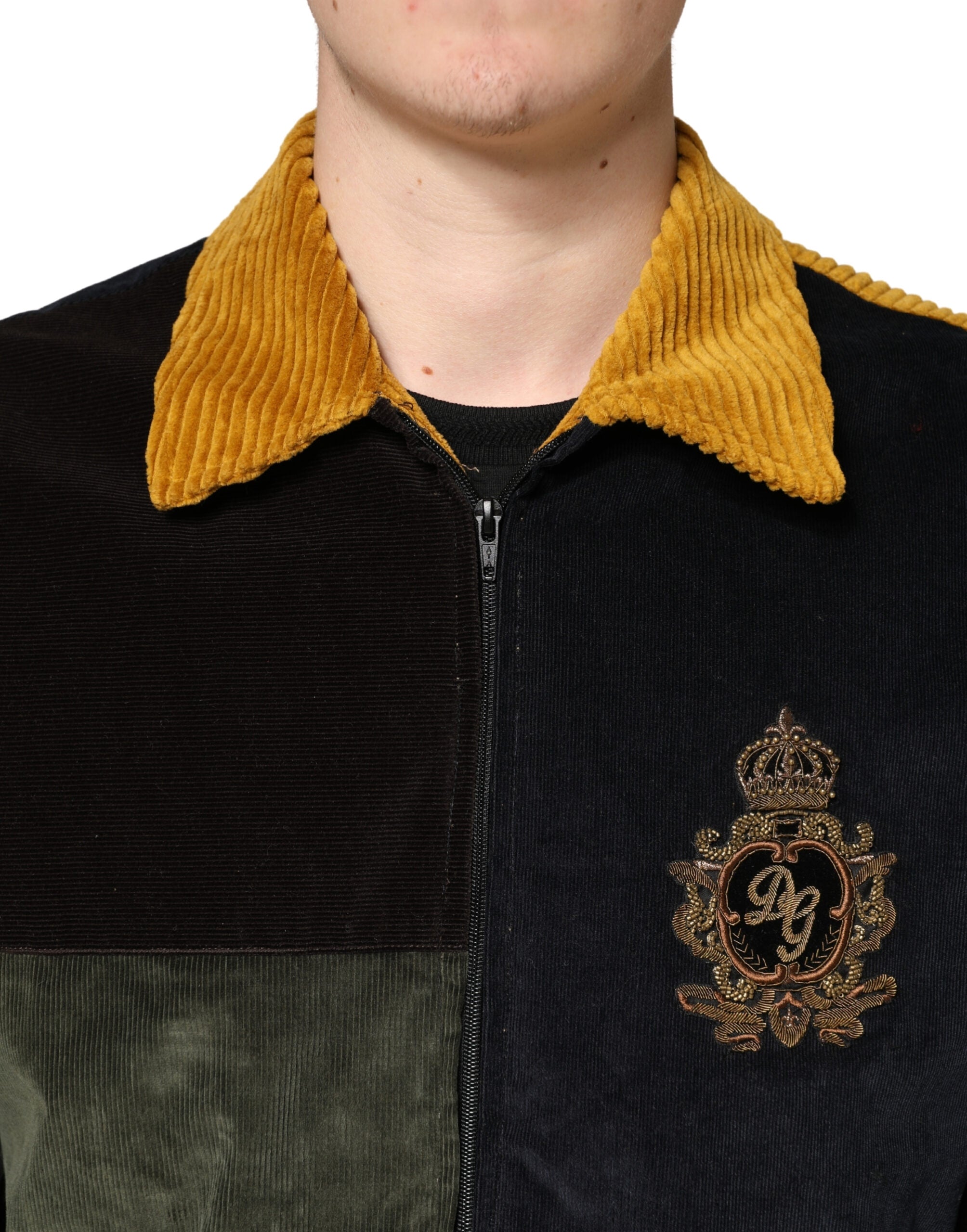 Veste en velours côtelé Dolce & Gabbana à patchworks multicolores avec un écusson orné, style tendance et coloré.