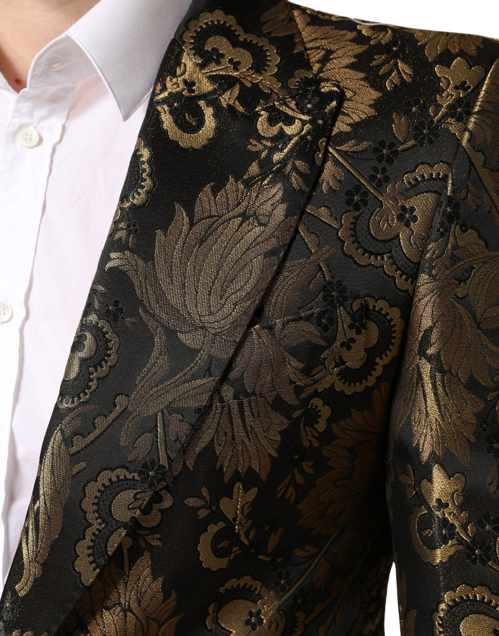 Blazer de smoking en jacquard doré de Dolce & Gabbana, coupe single-breasted avec revers en satin et détails élégants.