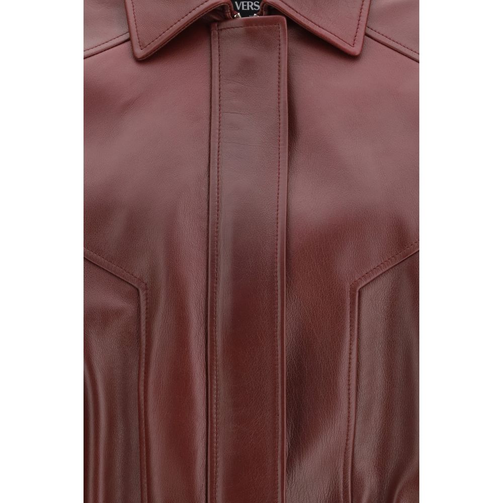Veste en cuir de veau Bordeaux Bos Taurus de Versace, coupe élégante avec détails sophistiqués, vue sur le devant.