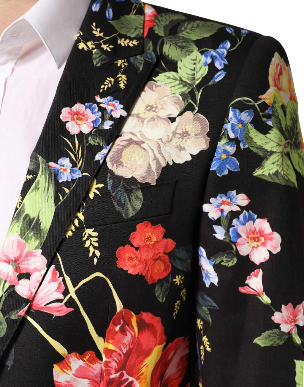 Costume deux pièces noir à fleurs Dolce & Gabbana, veste à un bouton et pantalon assorti, style élégant et sophistiqué.
