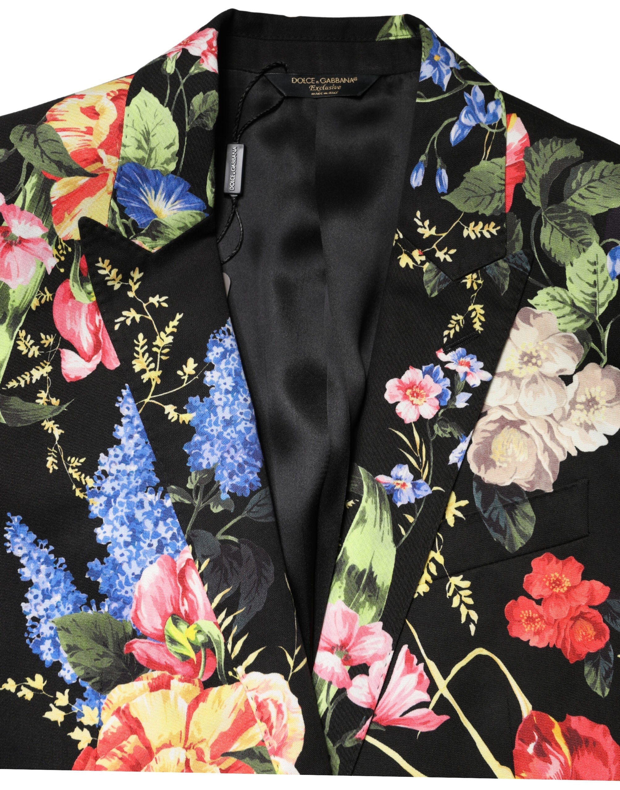 Costume deux pièces Dolce & Gabbana noir à fleurs avec veste à boutons simple breasted et pantalon élégant.