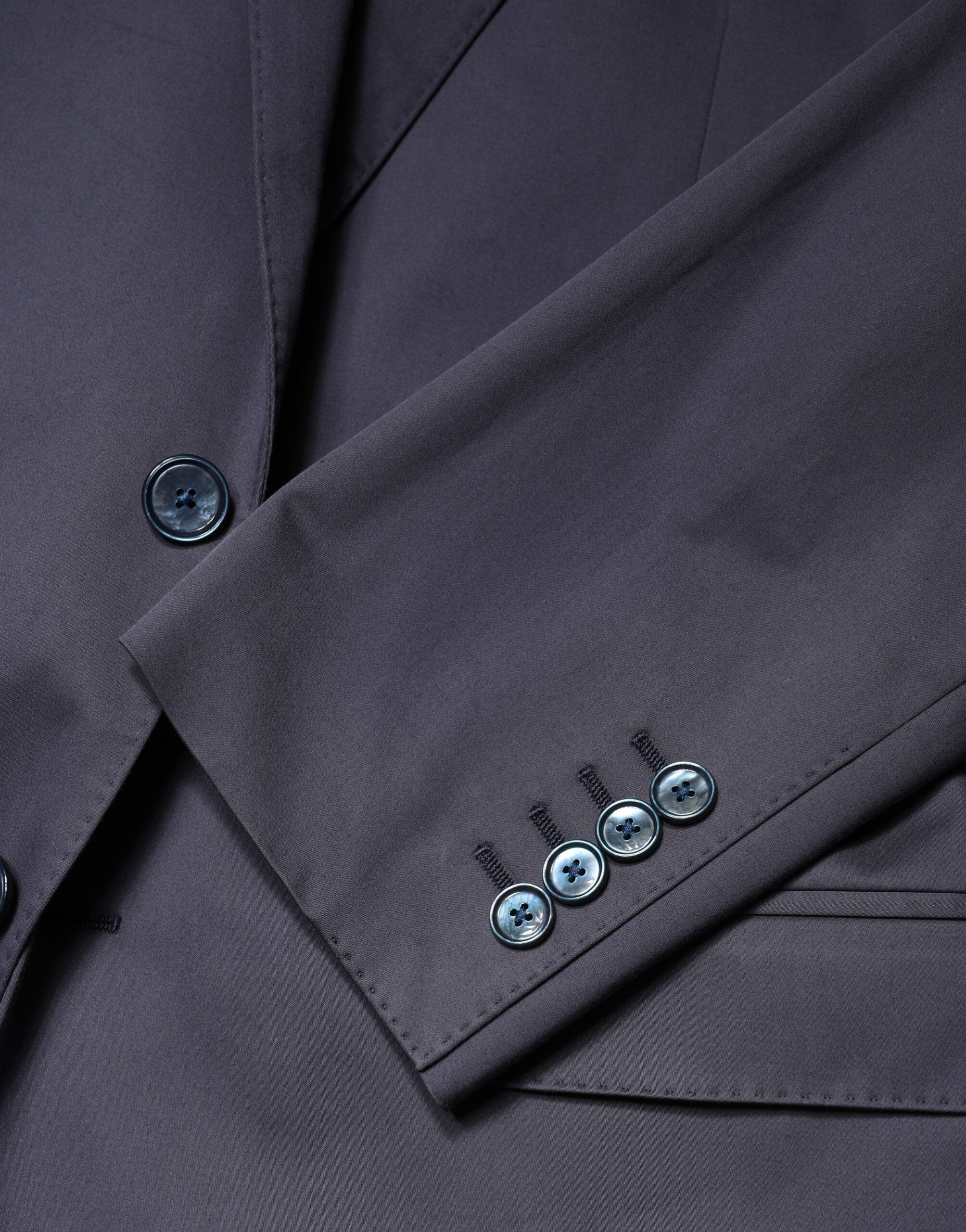 Costume homme Dolce & Gabbana bleu à deux pièces avec veste à boutonnière simple, style Martini, détails élégants.