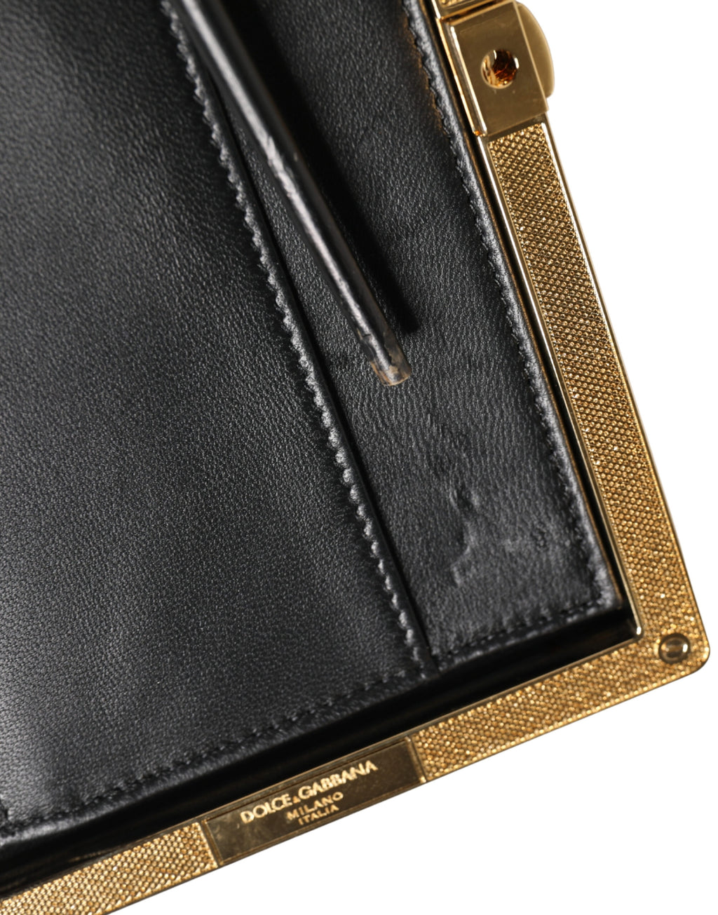 Pochette en cuir de agneau beige de Dolce & Gabbana pour femme, sac de soirée élégant avec design sophistiqué.