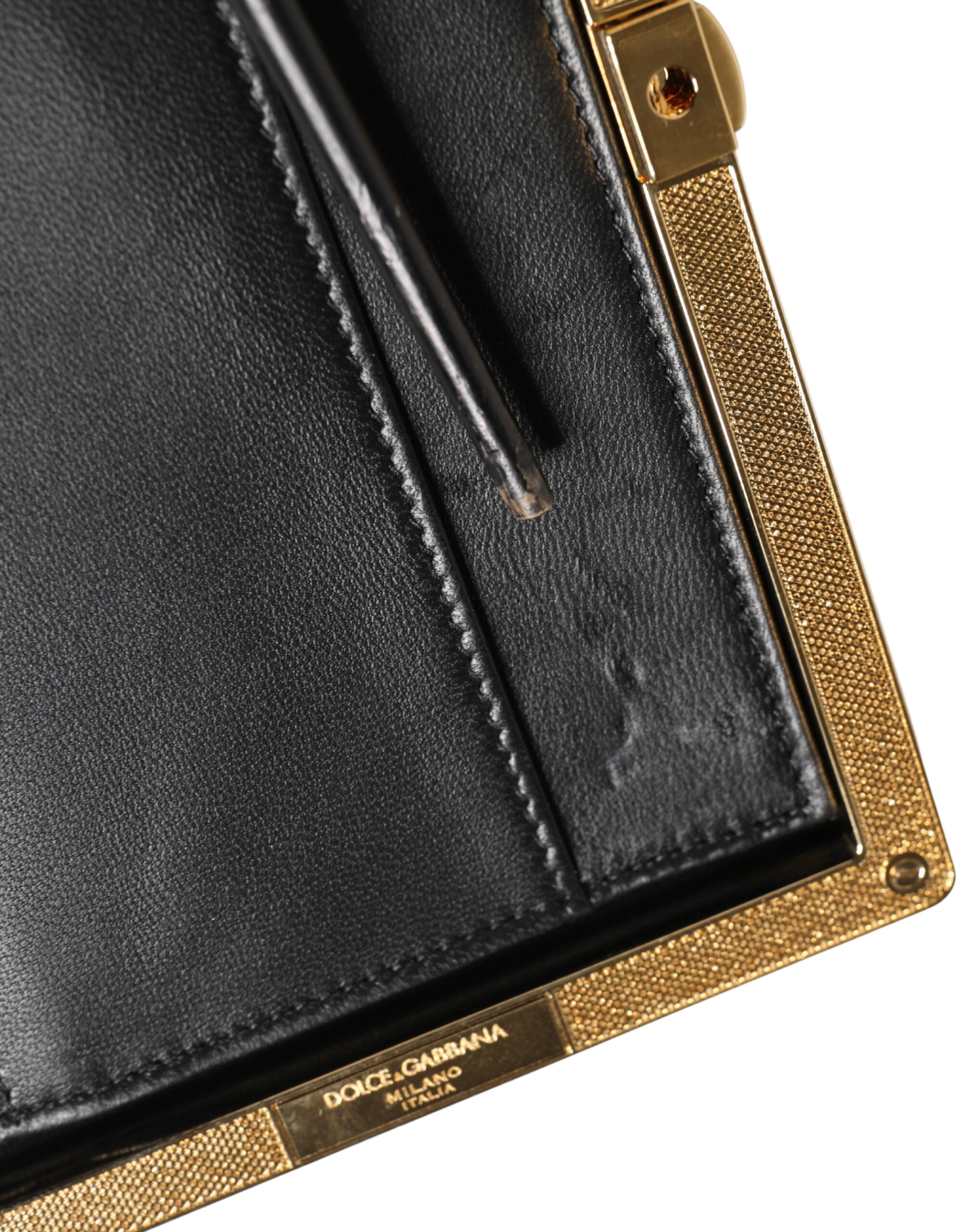Pochette en cuir de agneau beige de Dolce & Gabbana pour femme, sac de soirée élégant avec design sophistiqué.