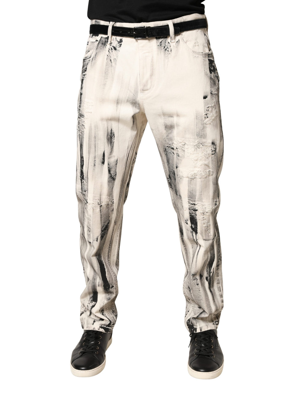 Jeans décontractés en denim blanc Dolce & Gabbana avec motif peinture délavée, coupe ample et style tendance.