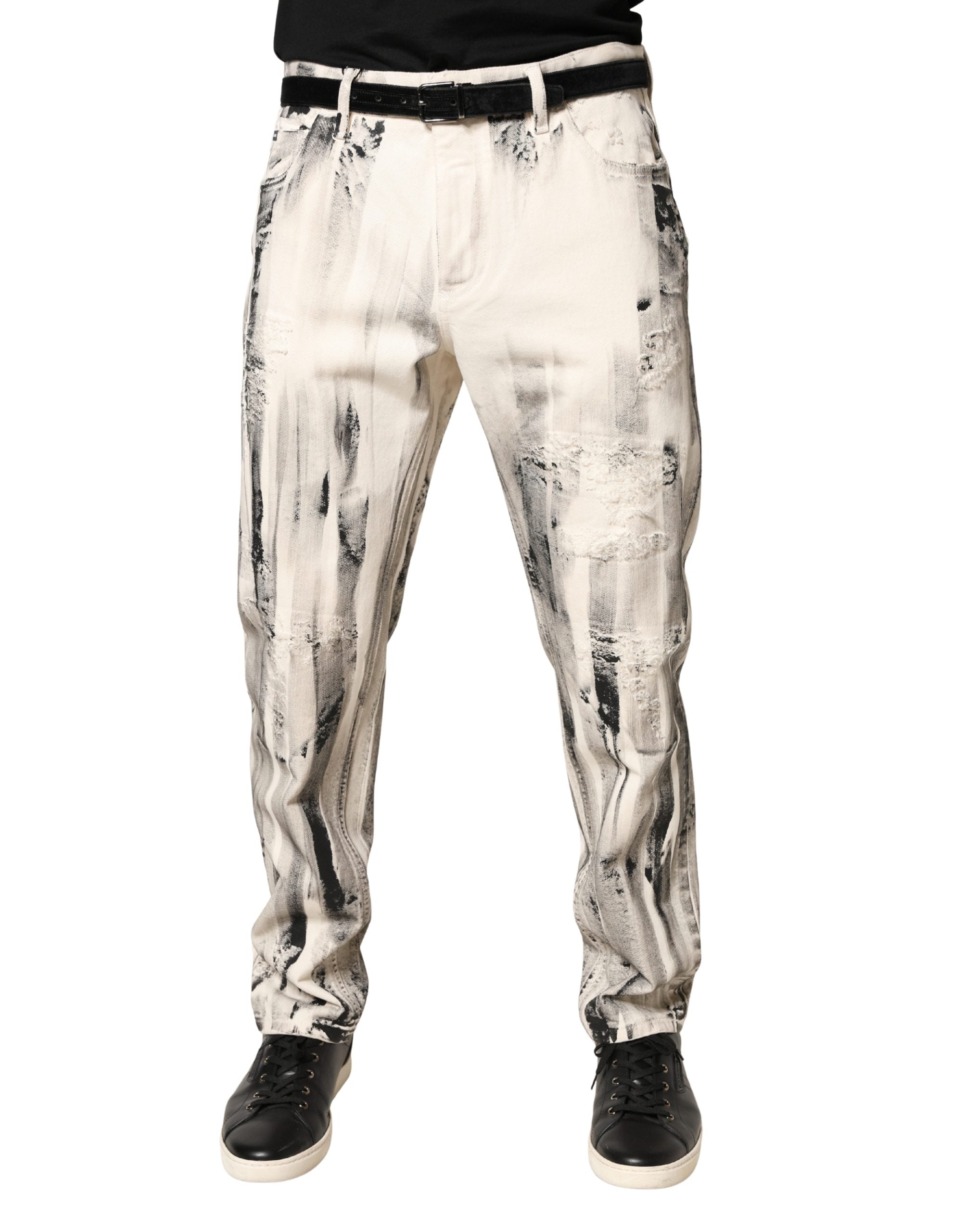 Jeans décontractés en denim blanc Dolce & Gabbana avec motif peinture délavée, coupe ample et style tendance.
