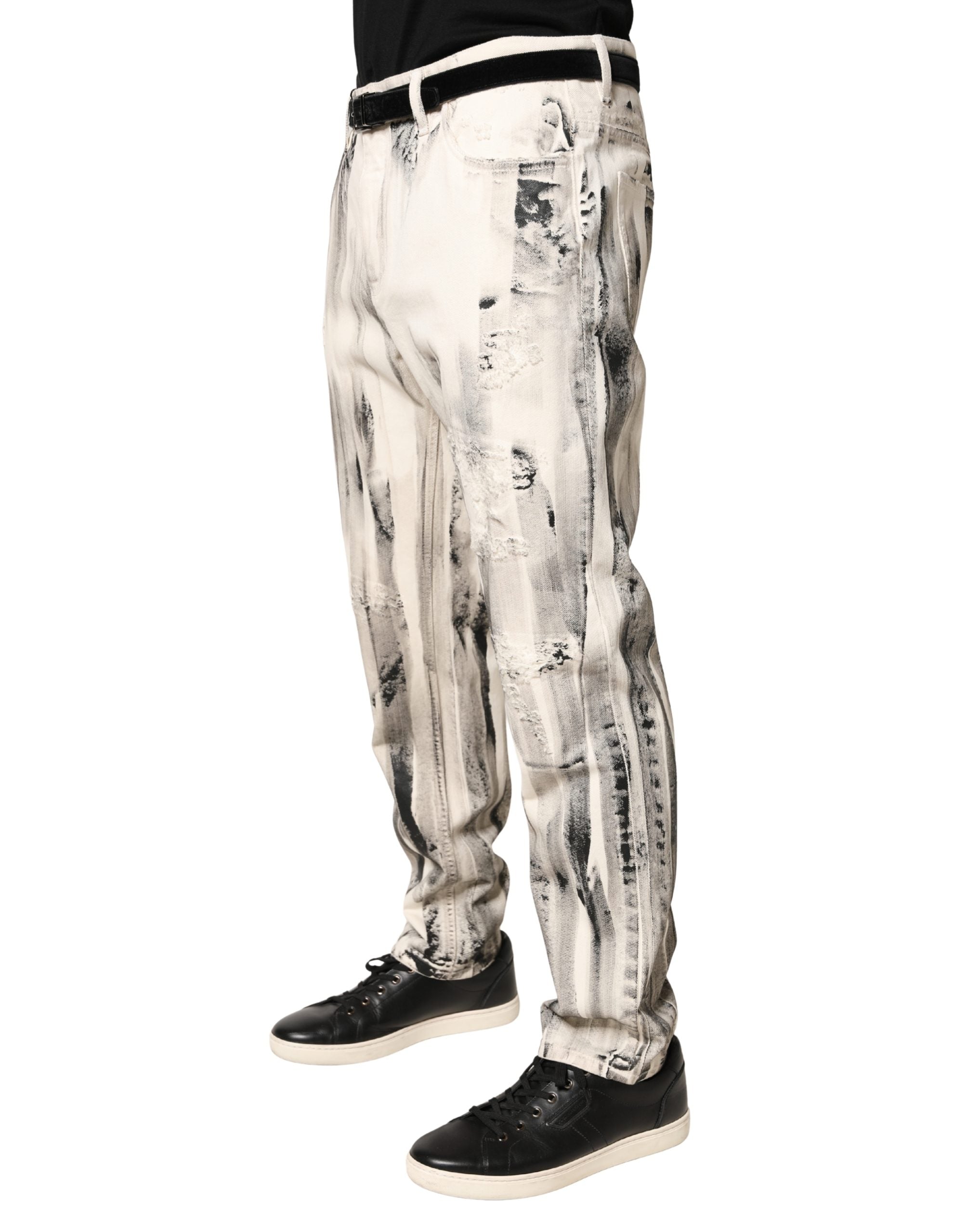 Jeans en denim blanc délavé avec motif peinture usée de Dolce & Gabbana, coupe ample et décontractée.