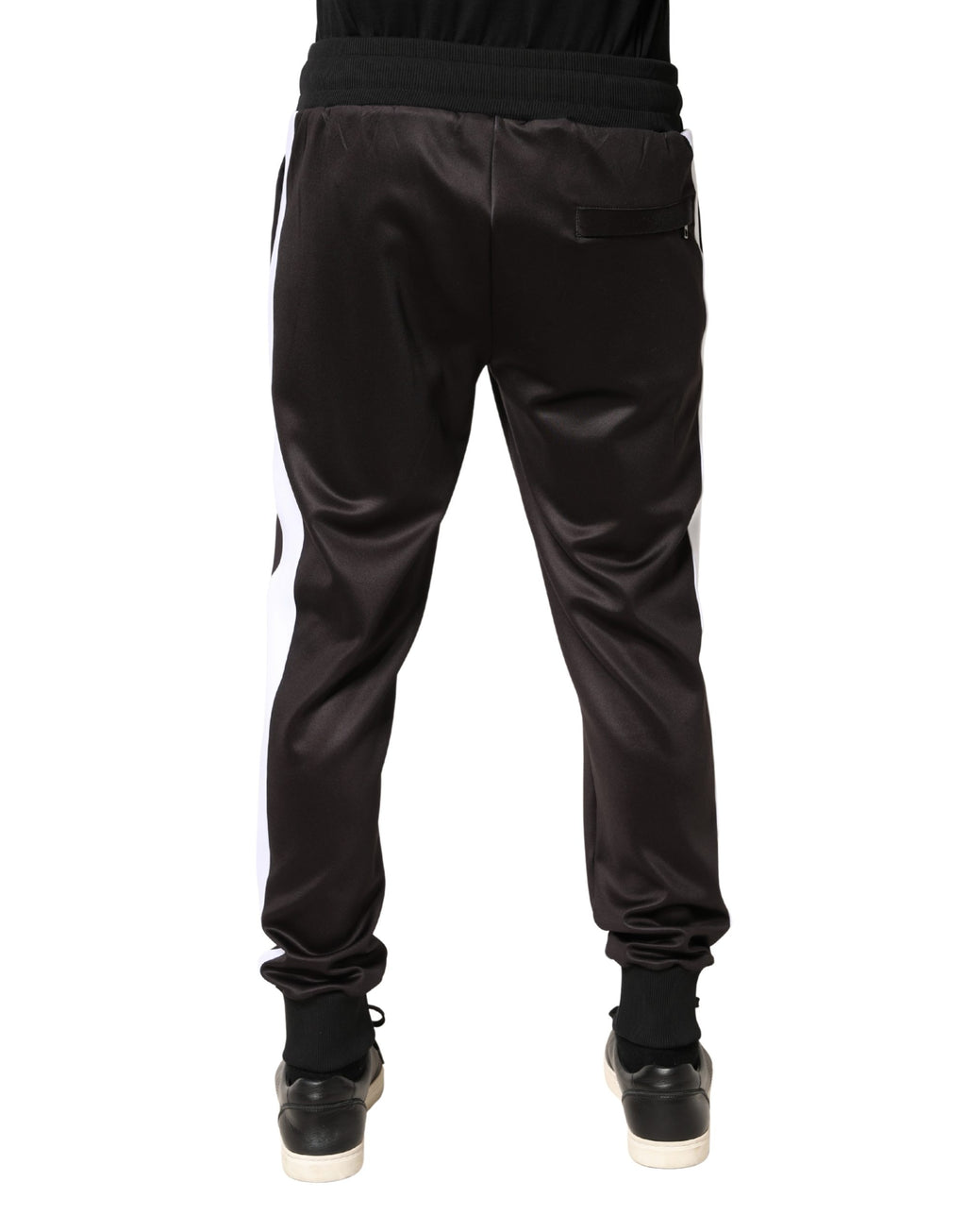 Pantalon jogger skinny en polyester marron de Dolce & Gabbana, style décontracté et moderne, visible sur le mannequin.