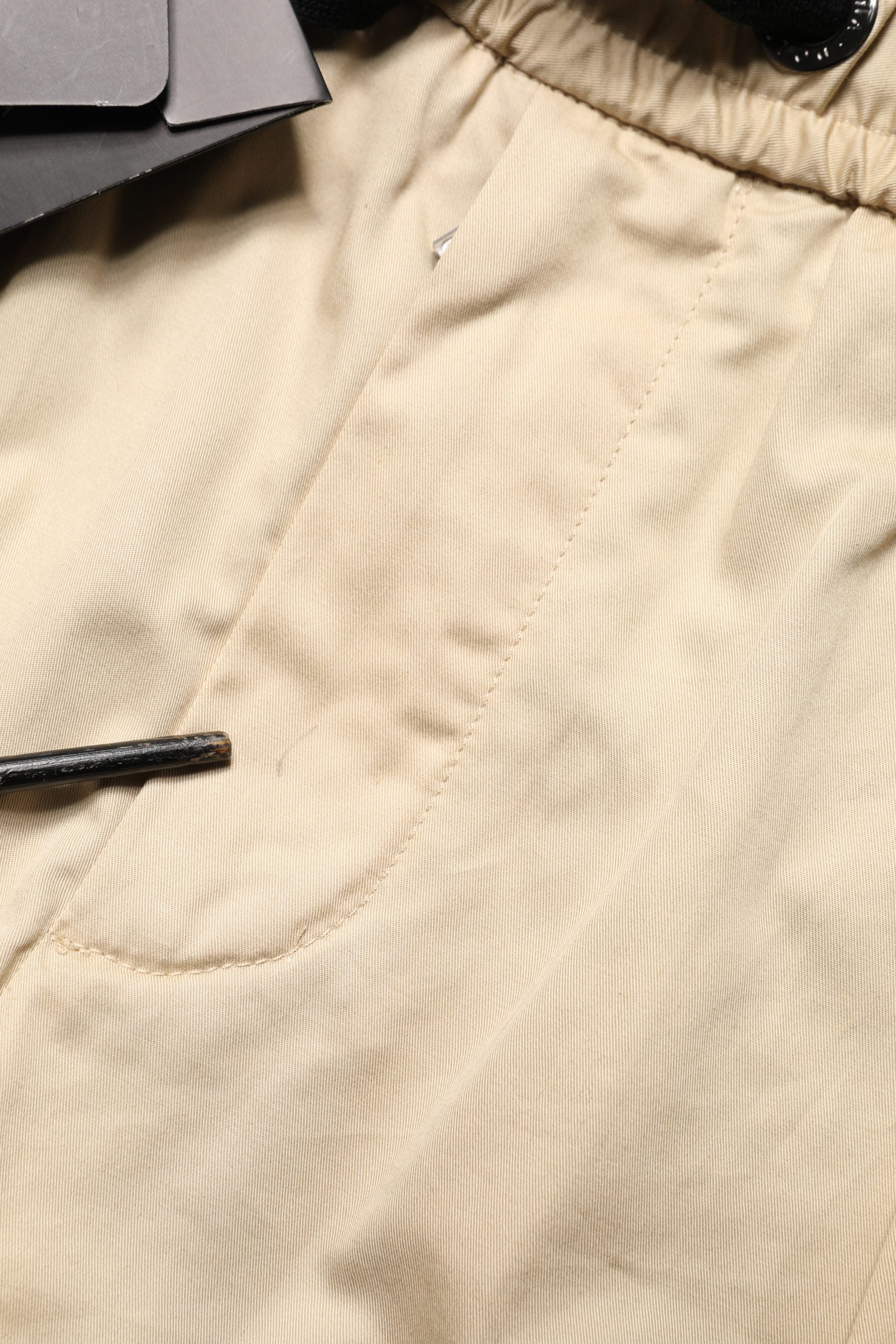 Pantalon jogger pour homme Dolce & Gabbana beige en coton skinny, mode décontractée et élégante.