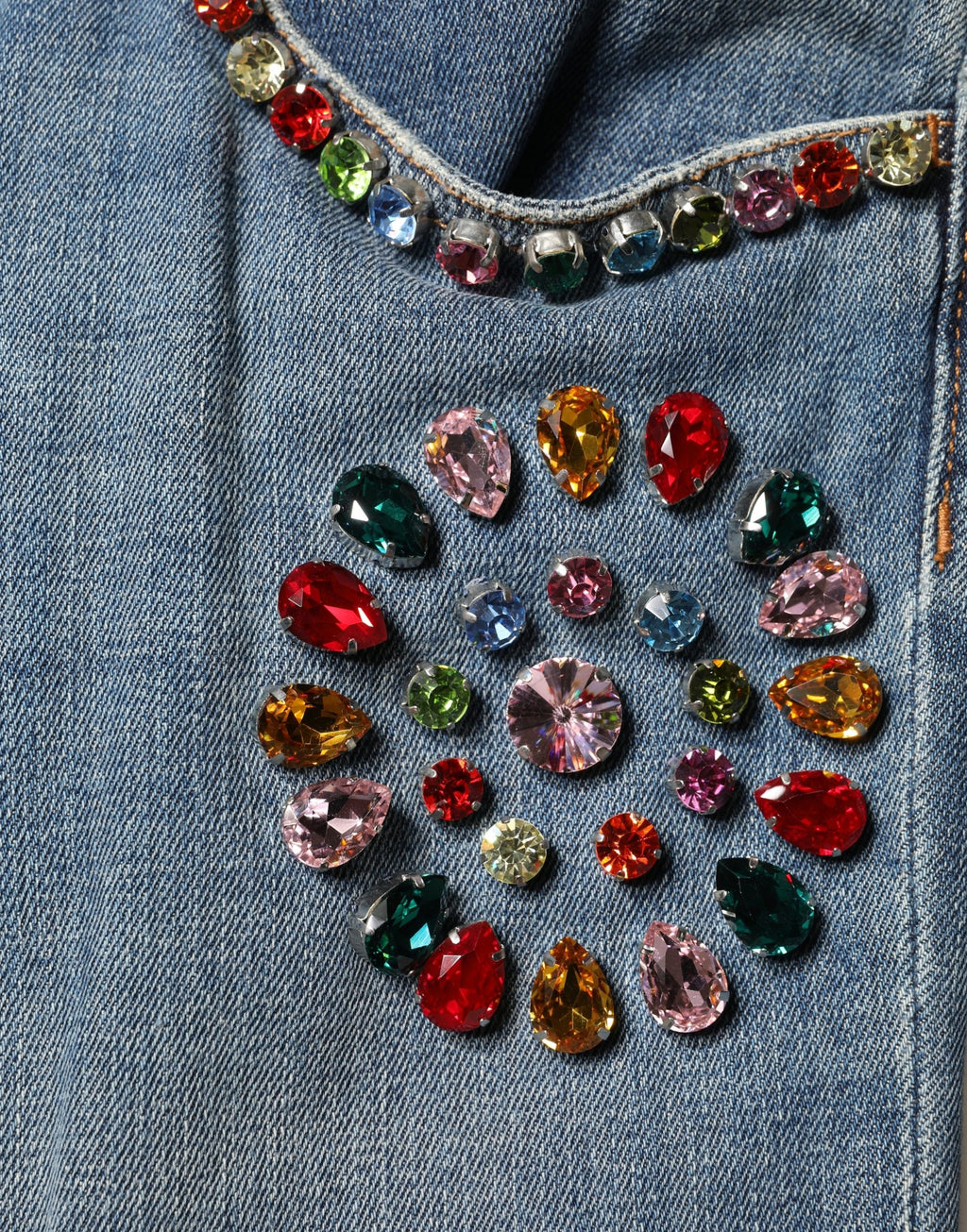 Jeans homme en coton bleu Dolce & Gabbana, décontractés, avec embellissements et coupe ample, visibles en gros plan.