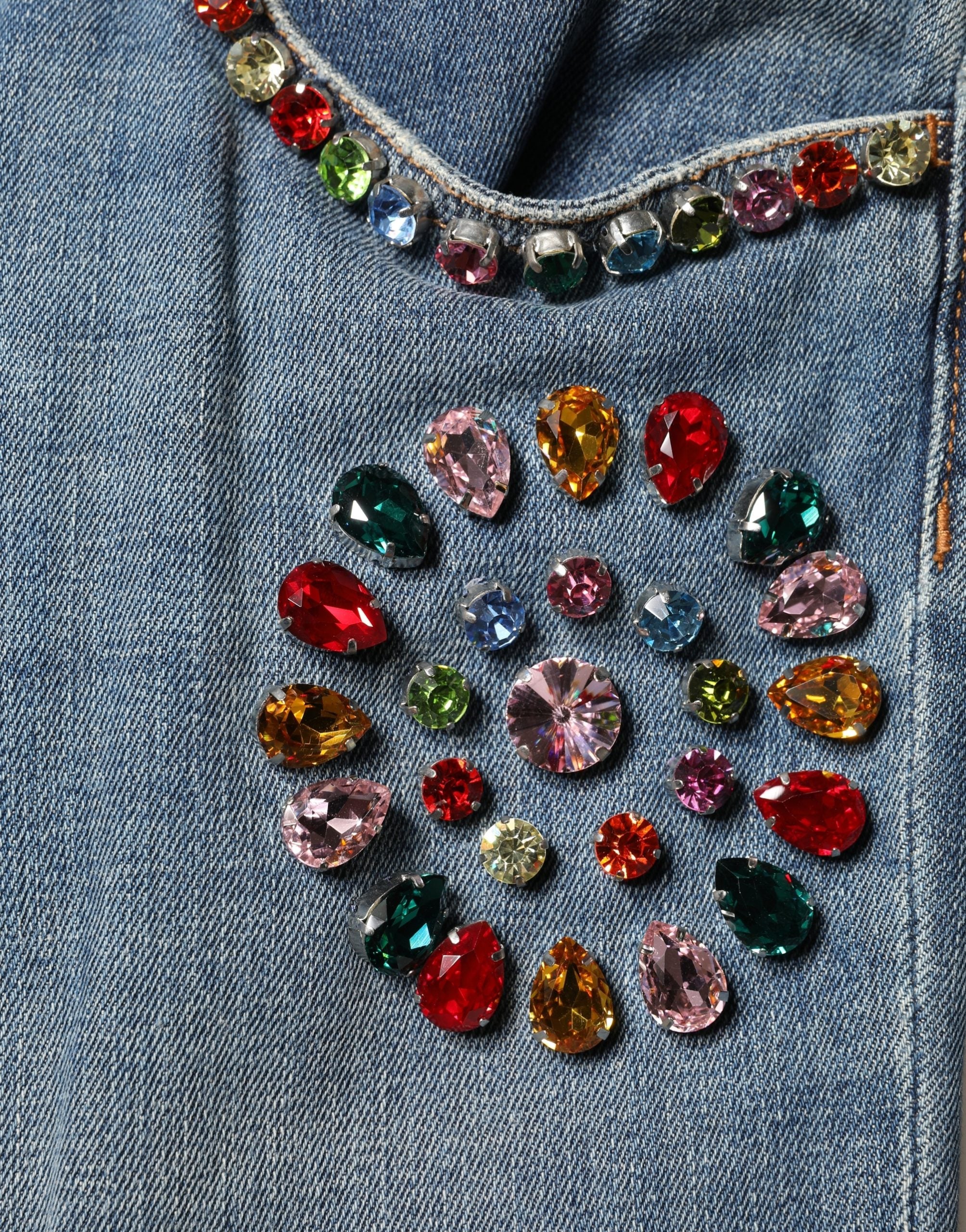 Jeans homme en coton bleu Dolce & Gabbana, décontractés, avec embellissements et coupe ample, visibles en gros plan.