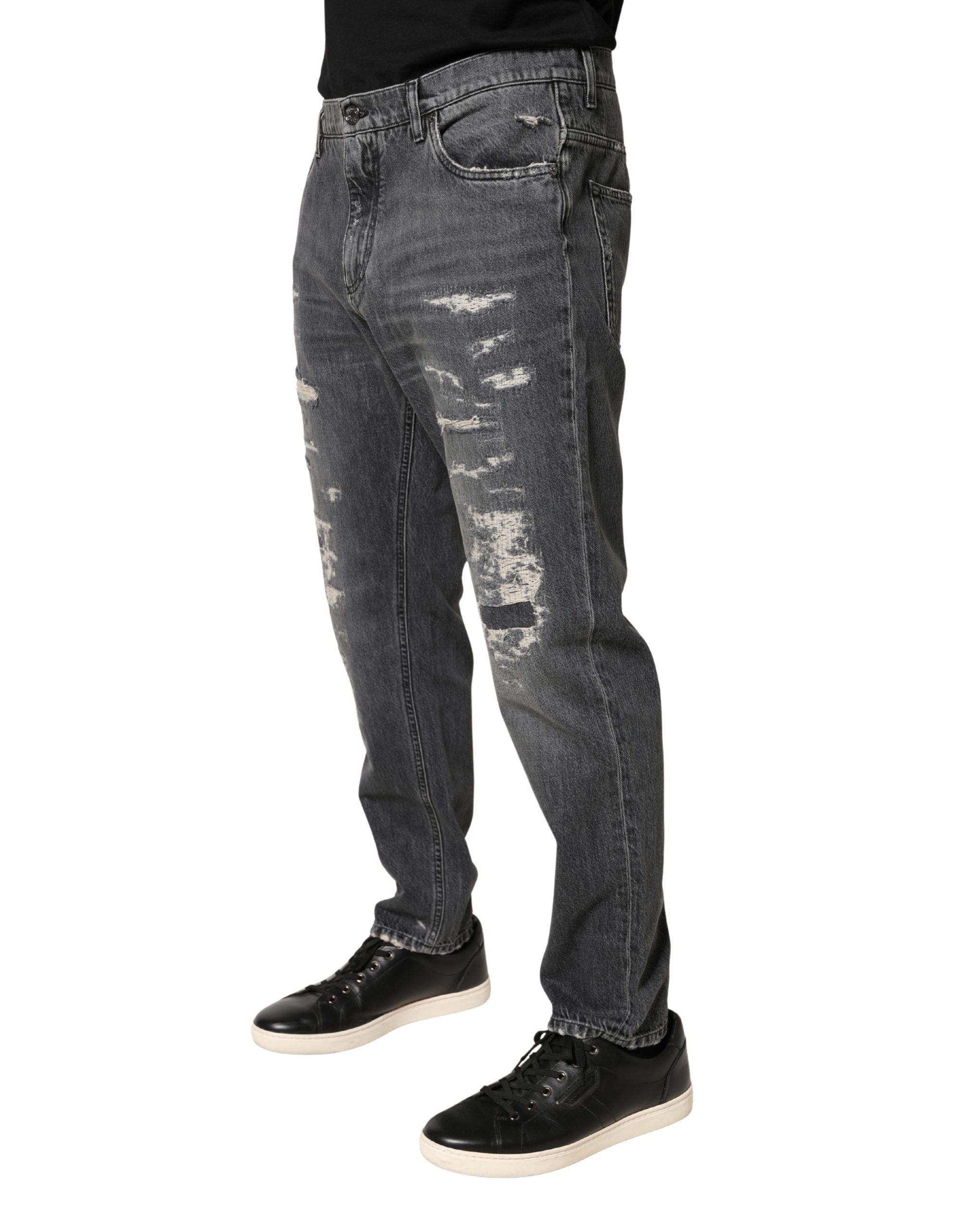 Jean en denim déchiré gris foncé de Dolce & Gabbana, coupe ample et look décontracté, avec détails usés.