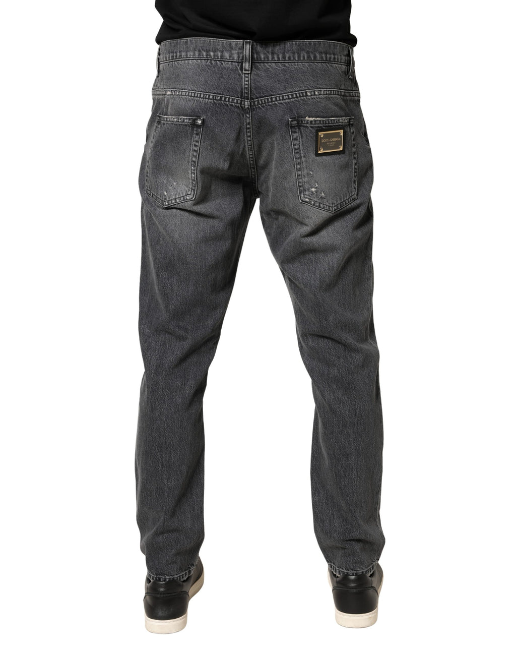 Jeans en denim gris foncé déchiré et ample de Dolce & Gabbana, style décontracté avec détails usés, vue de face sur mannequin.