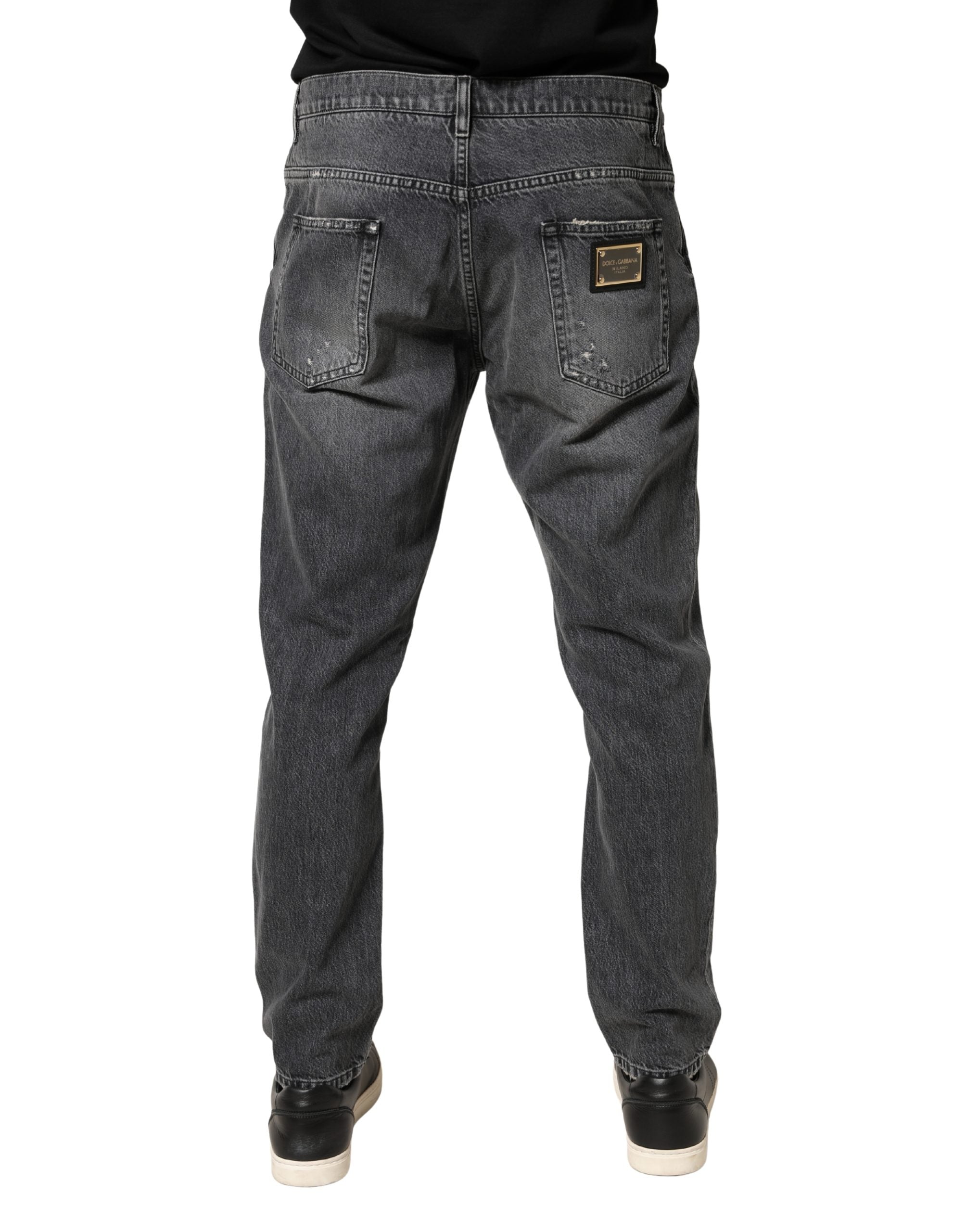Jeans en denim gris foncé déchiré et ample de Dolce & Gabbana, style décontracté avec détails usés, vue de face sur mannequin.