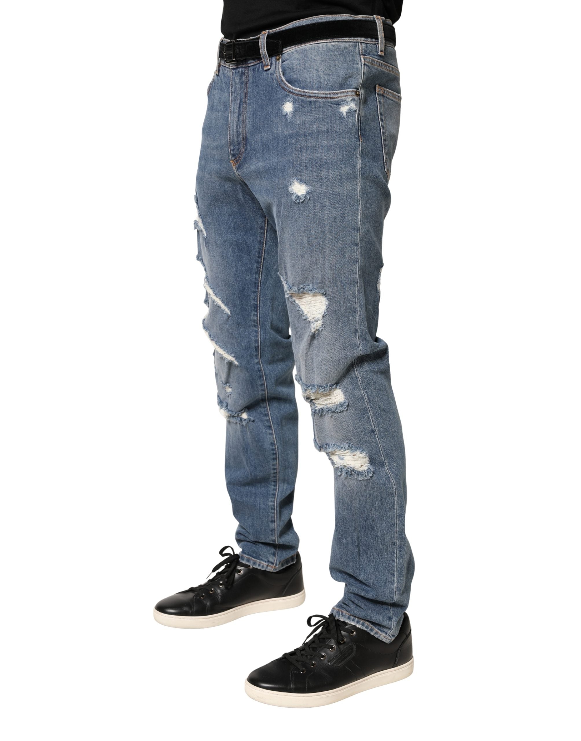 Jeans slim en denim coton bleu déchiré de Dolce & Gabbana, ajustement fin et style décontracté visible dans l'image.