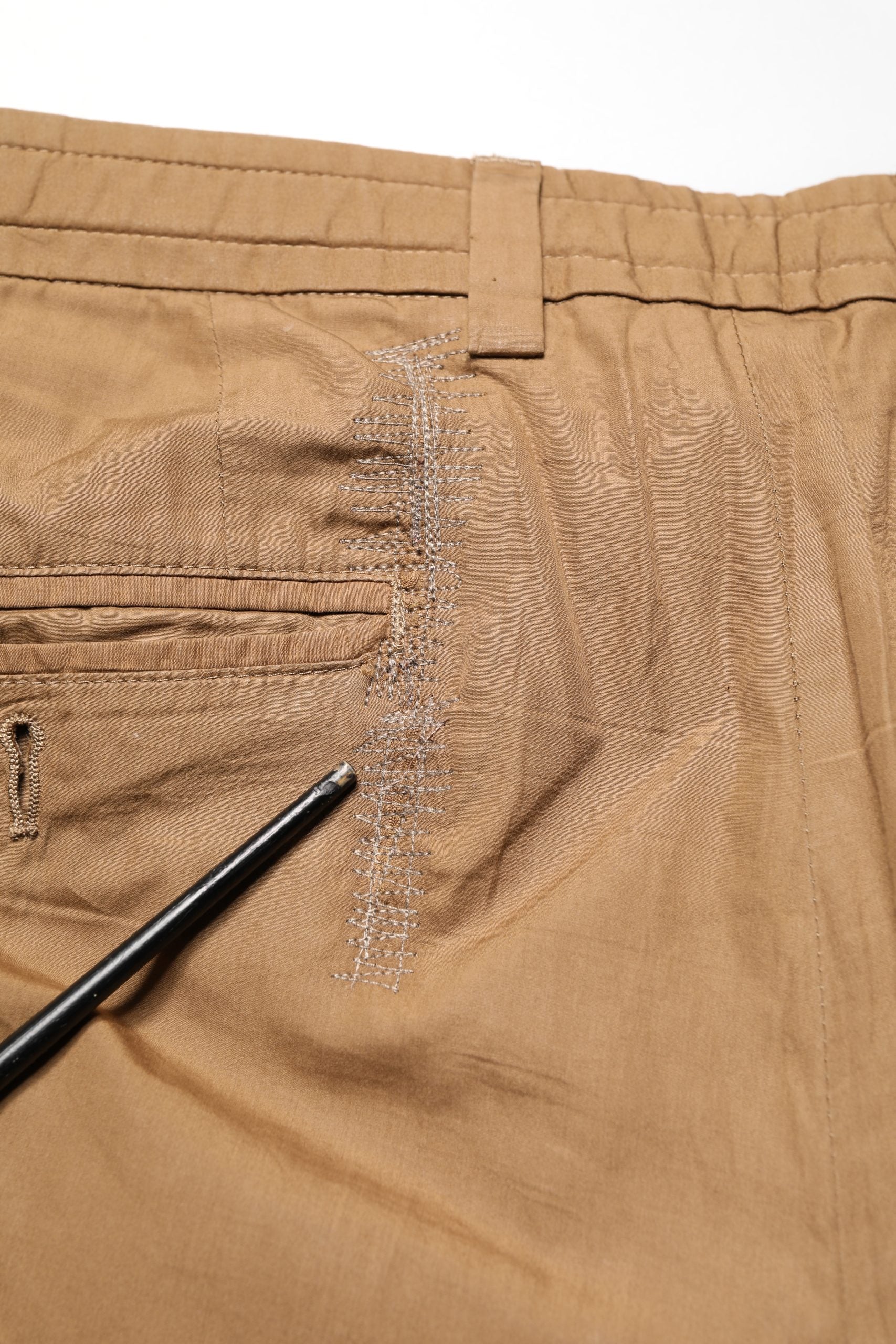 Pantalon chino homme Dolce & Gabbana en coton marron, coupe droite, pantalon élégant et confortable.