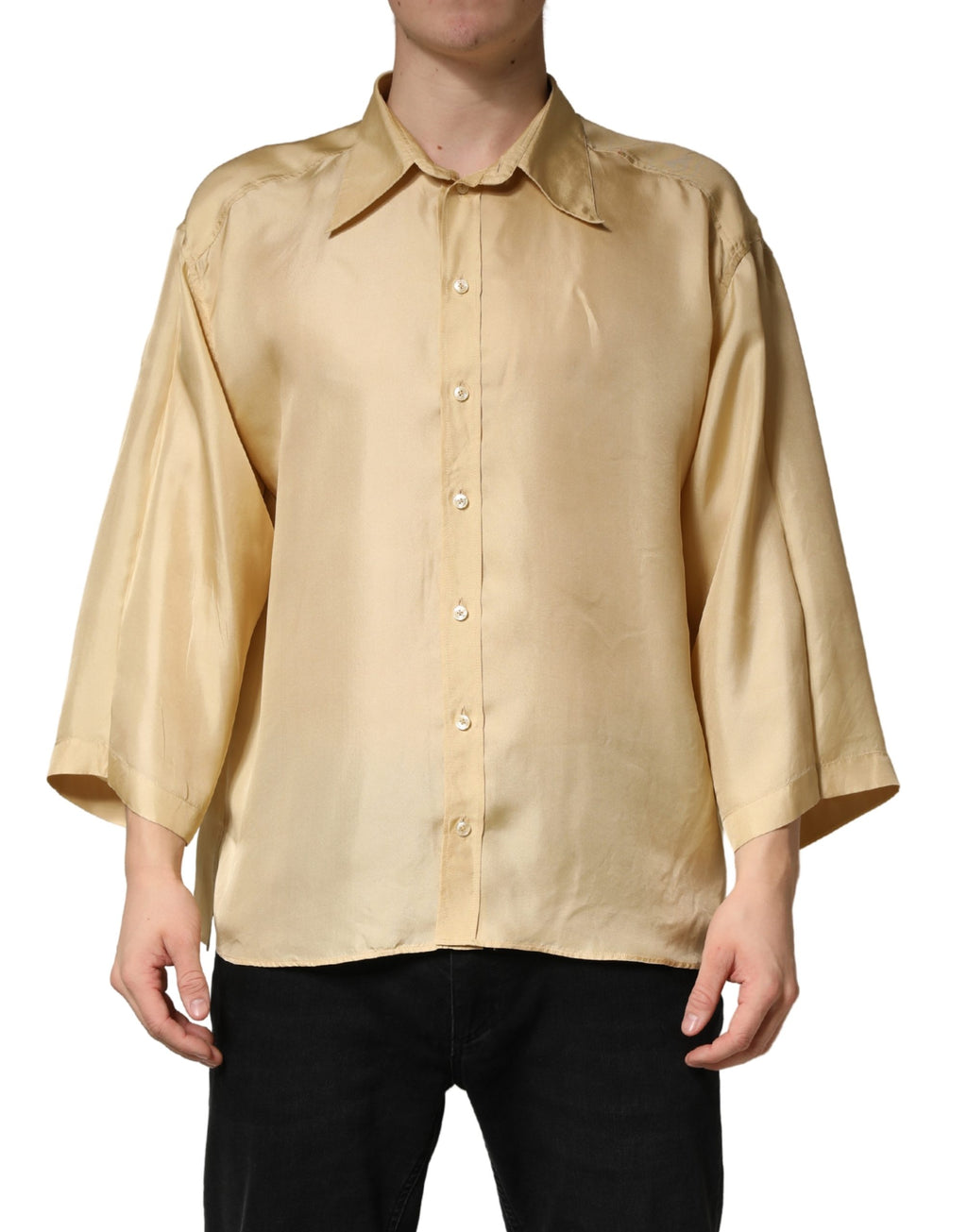 Chemise homme oversize en soie jaune Dolce & Gabbana avec boutons, vue de face sur le mannequin.