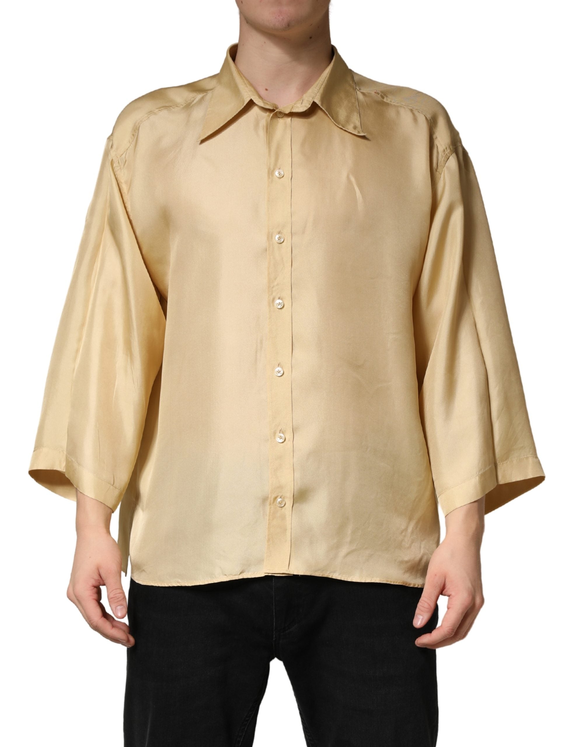 Chemise homme oversize en soie jaune Dolce & Gabbana avec boutons, vue de face sur le mannequin.