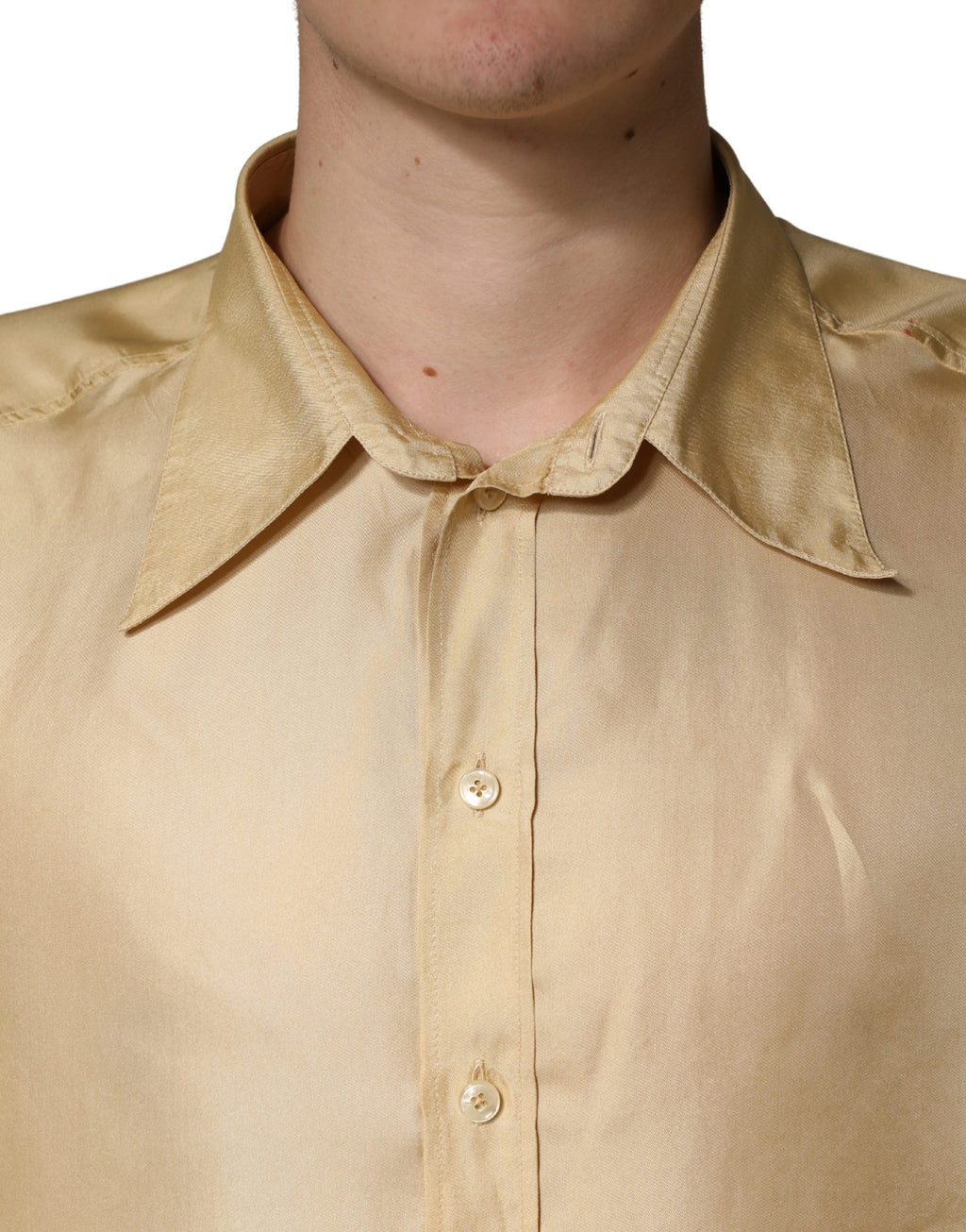 Chemise homme oversize en soie jaune de Dolce & Gabbana avec boutons, vue de face sur fond neutre.