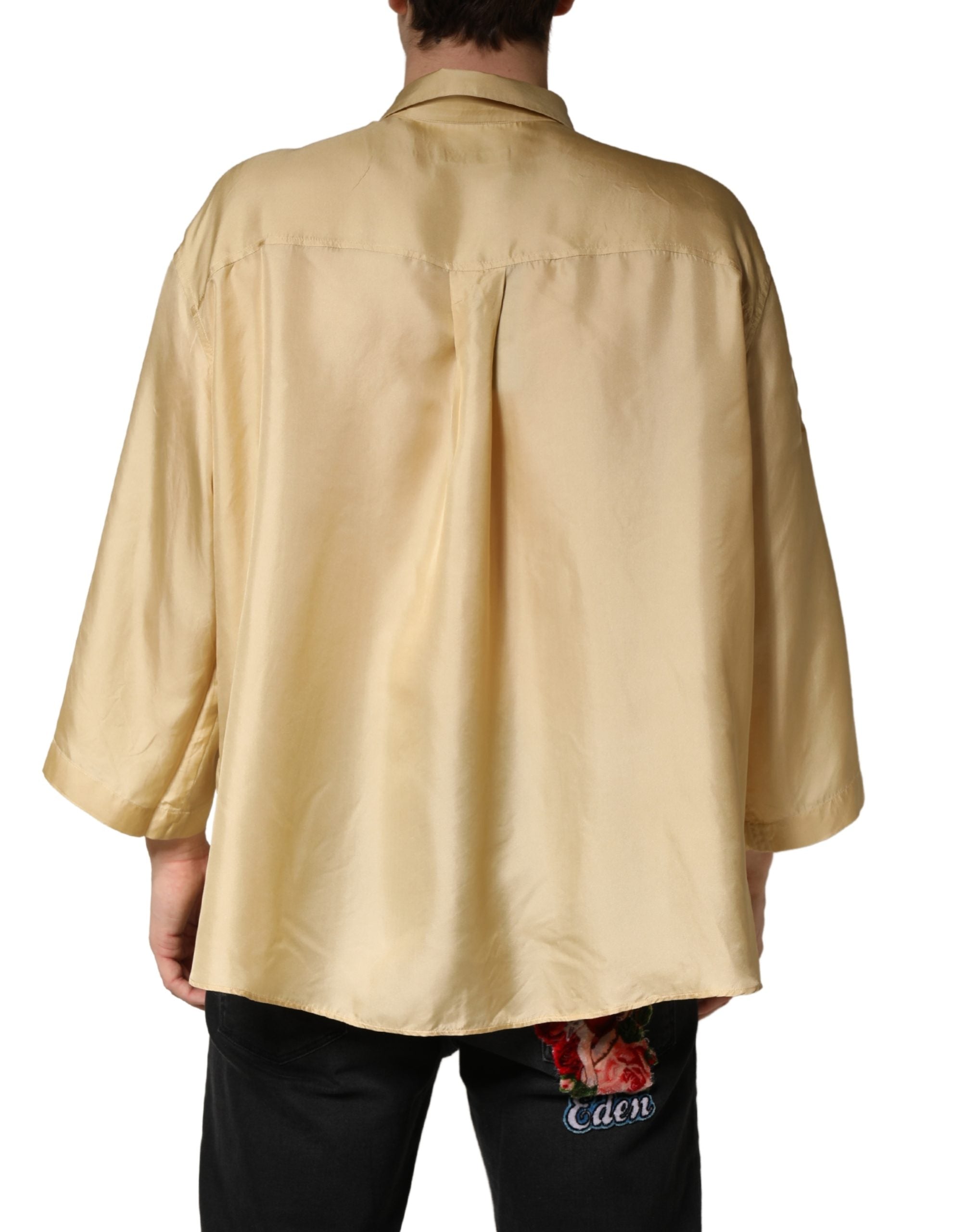 Chemise oversize en soie jaune de Dolce & Gabbana pour homme, boutonnière élégante et coupe ample visible sur l'image.