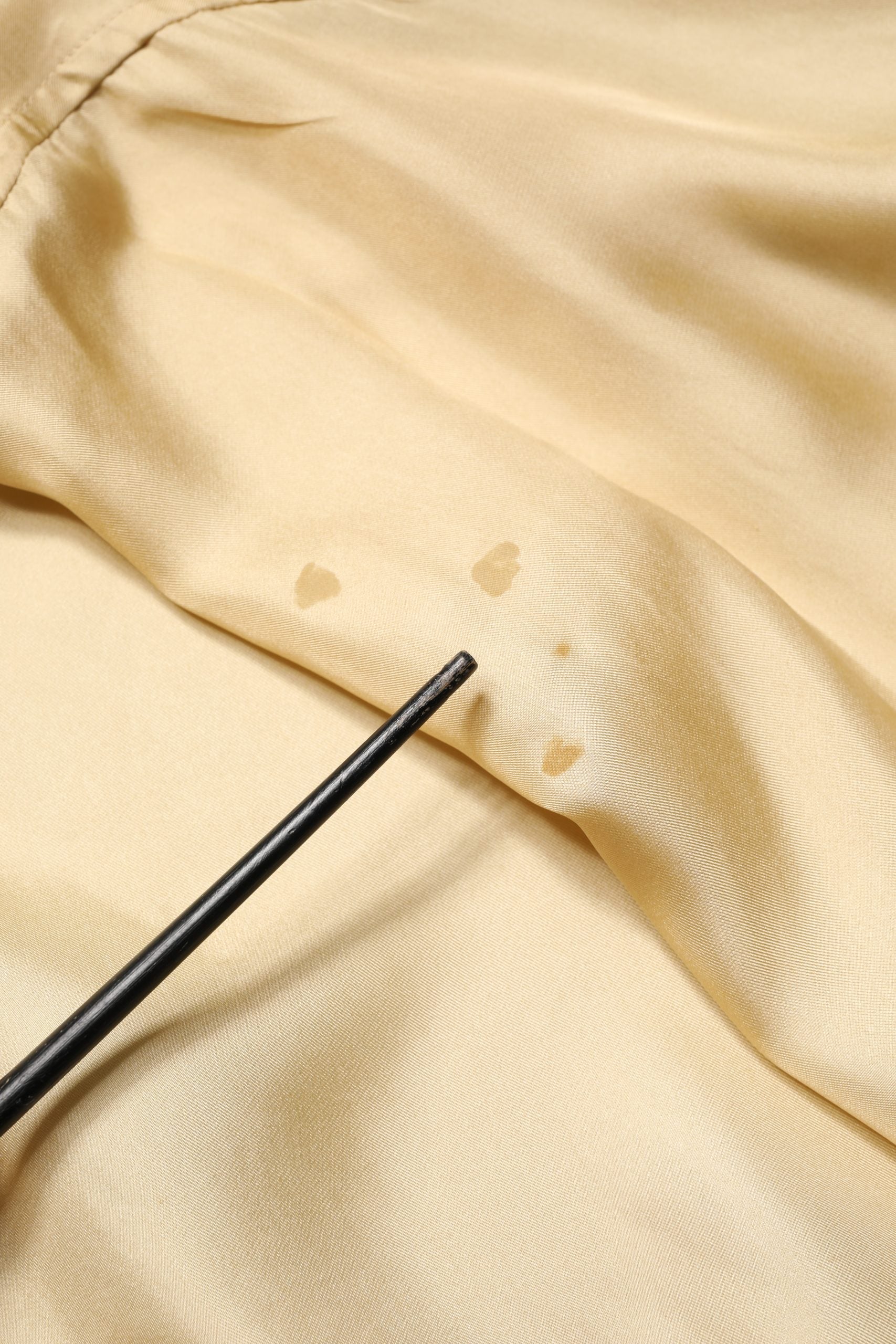 Chemise oversize en soie jaune de Dolce & Gabbana pour homme, boutonnière élégante et style sophistiqué.