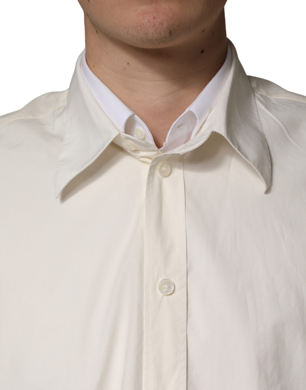 Chemise formelle blanche Dolce & Gabbana MARTINI en coton pour homme, élégante et raffinée, visible sur le mannequin.