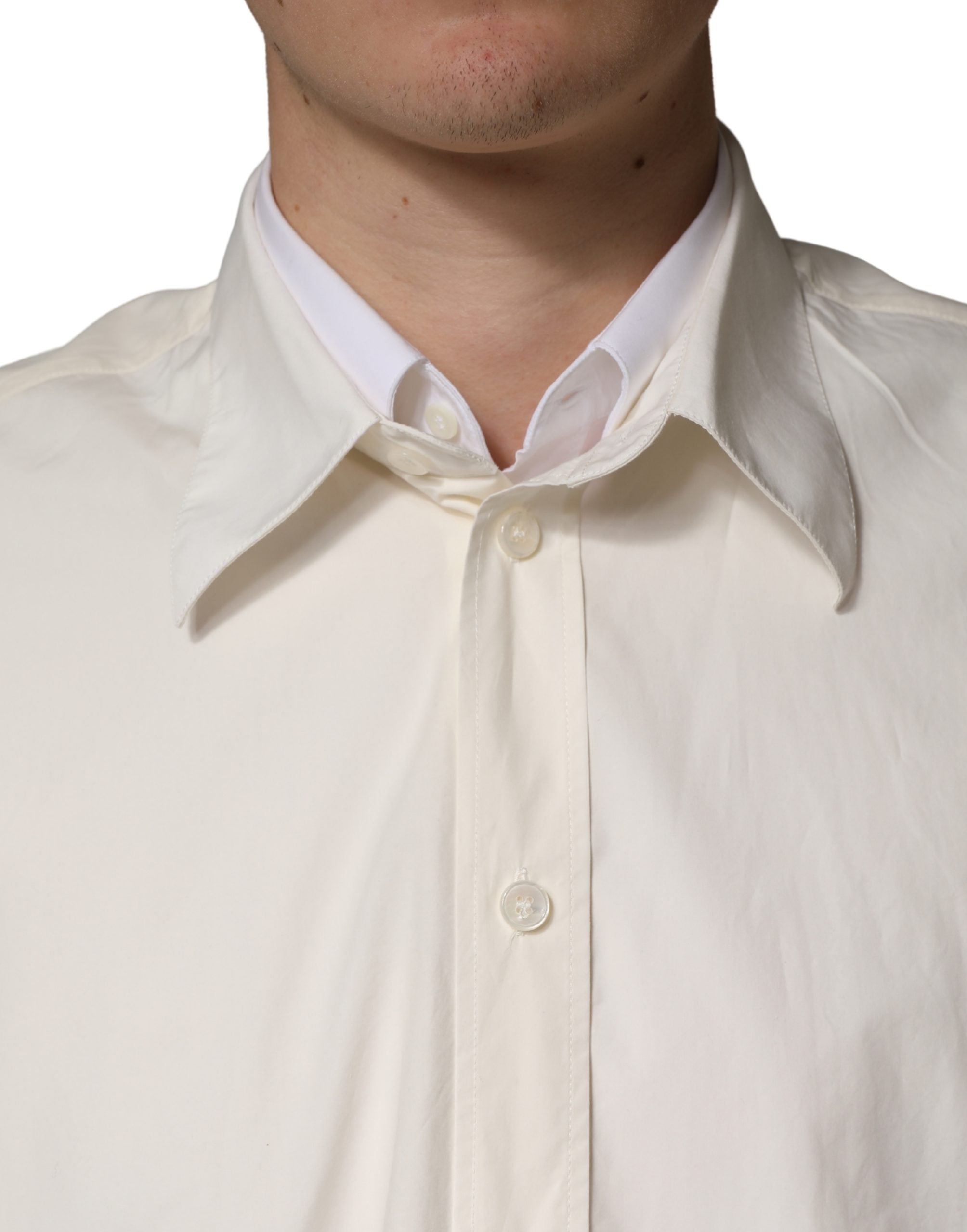 Chemise formelle blanche Dolce & Gabbana MARTINI en coton pour homme, élégante et raffinée, visible sur le mannequin.
