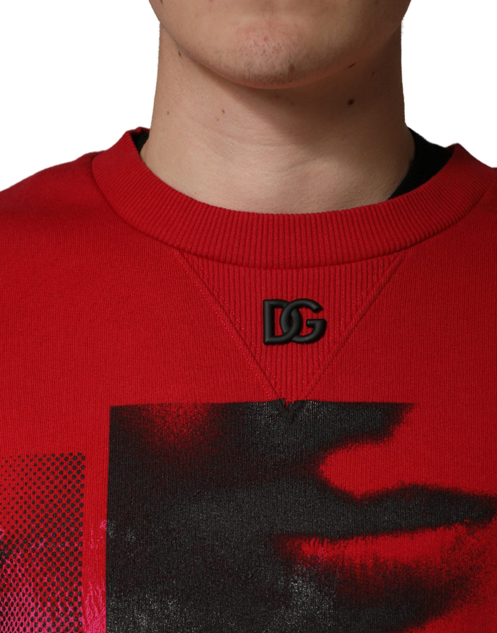 Sweatshirt homme Dolce & Gabbana rouge avec graphique à col ras du cou, style décontracté et tendance.