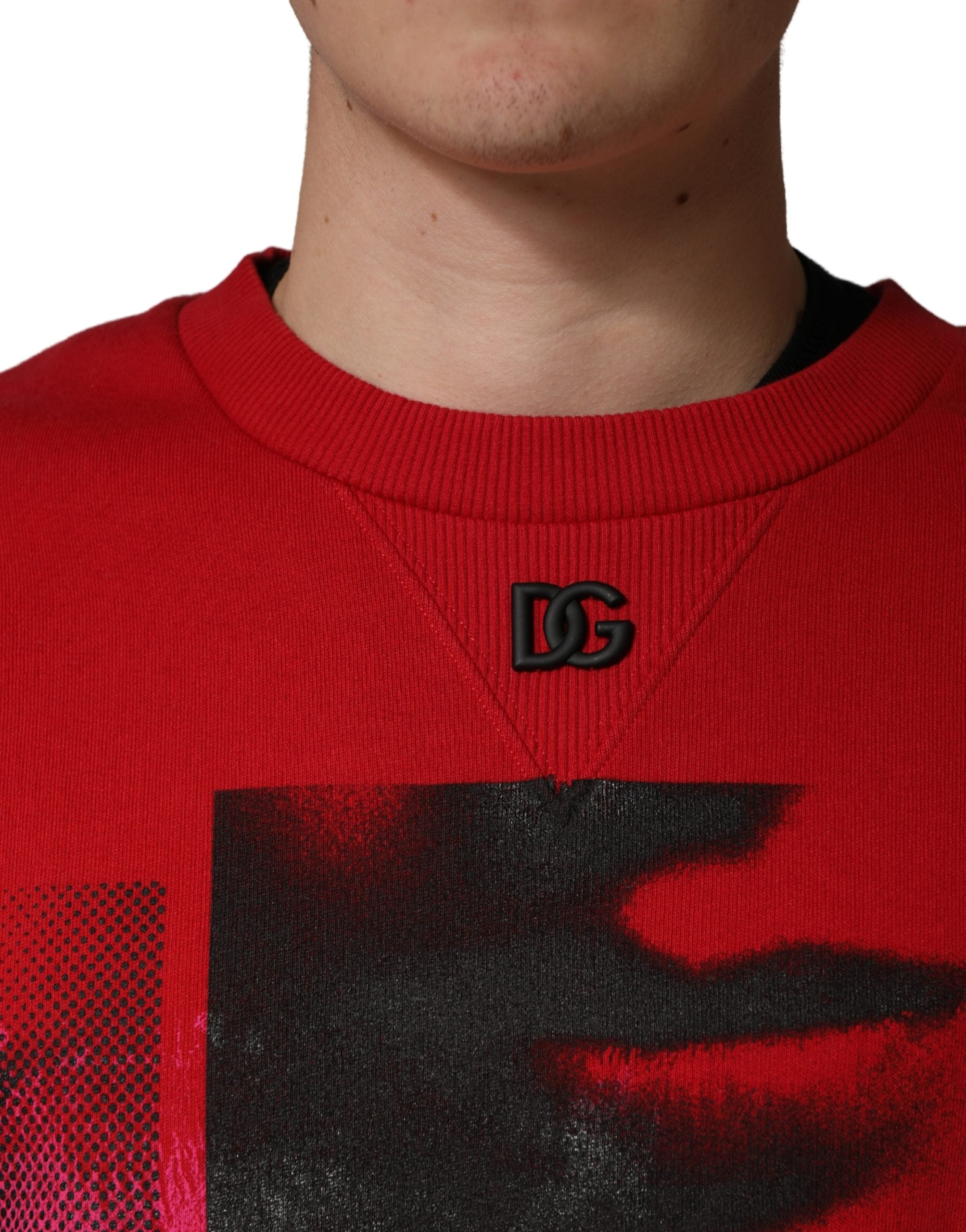 Sweatshirt homme Dolce & Gabbana rouge avec graphique à col ras du cou, style décontracté et tendance.