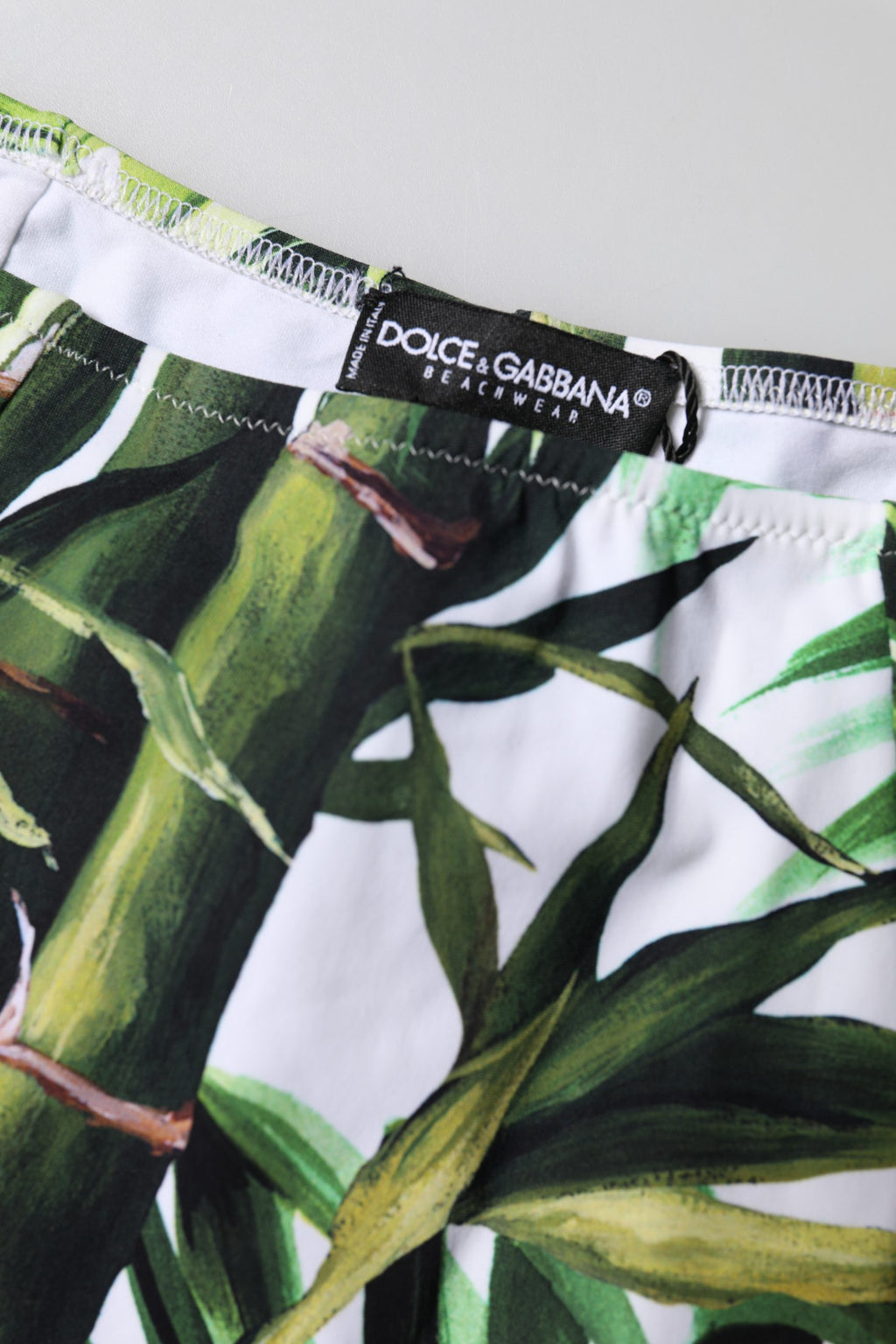 Gaine de plage Dolce & Gabbana à motif feuilles vertes, taille haute, vêtement de plage élégant et confortable.